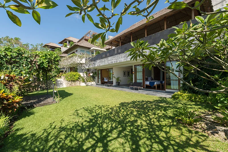 The-Longhouse-Lawn.jpg