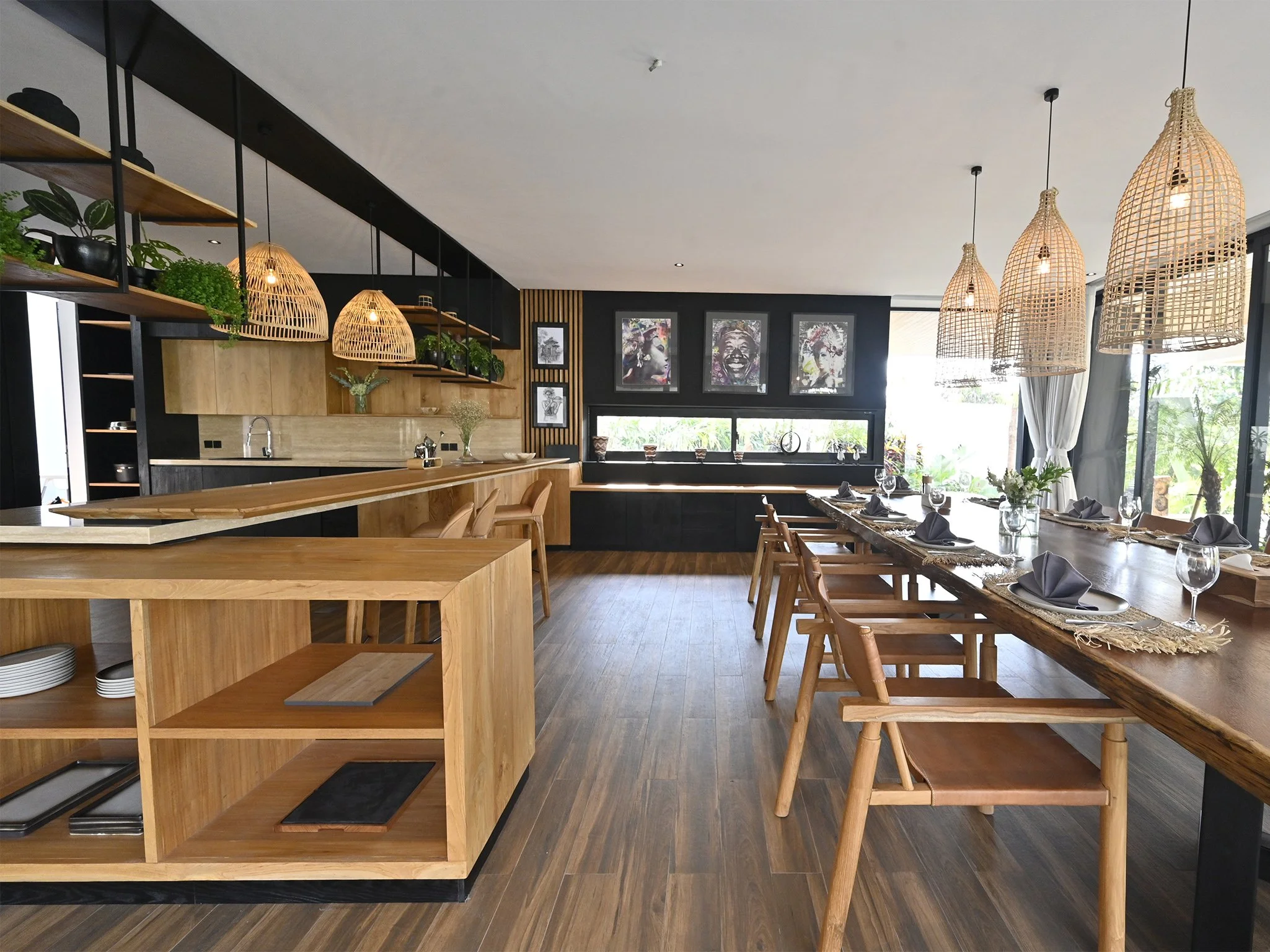 35 Villa Nica - A generous dining area that seats 10.jpg