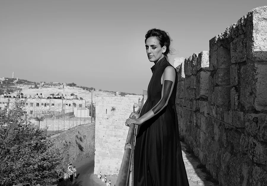Victoria Hanna ( "Brunette"), Jerusalem 2013 (Work in process, video art. Make Up Artist: Omer Asaf, Dress Designer: : Tamar Primak) 