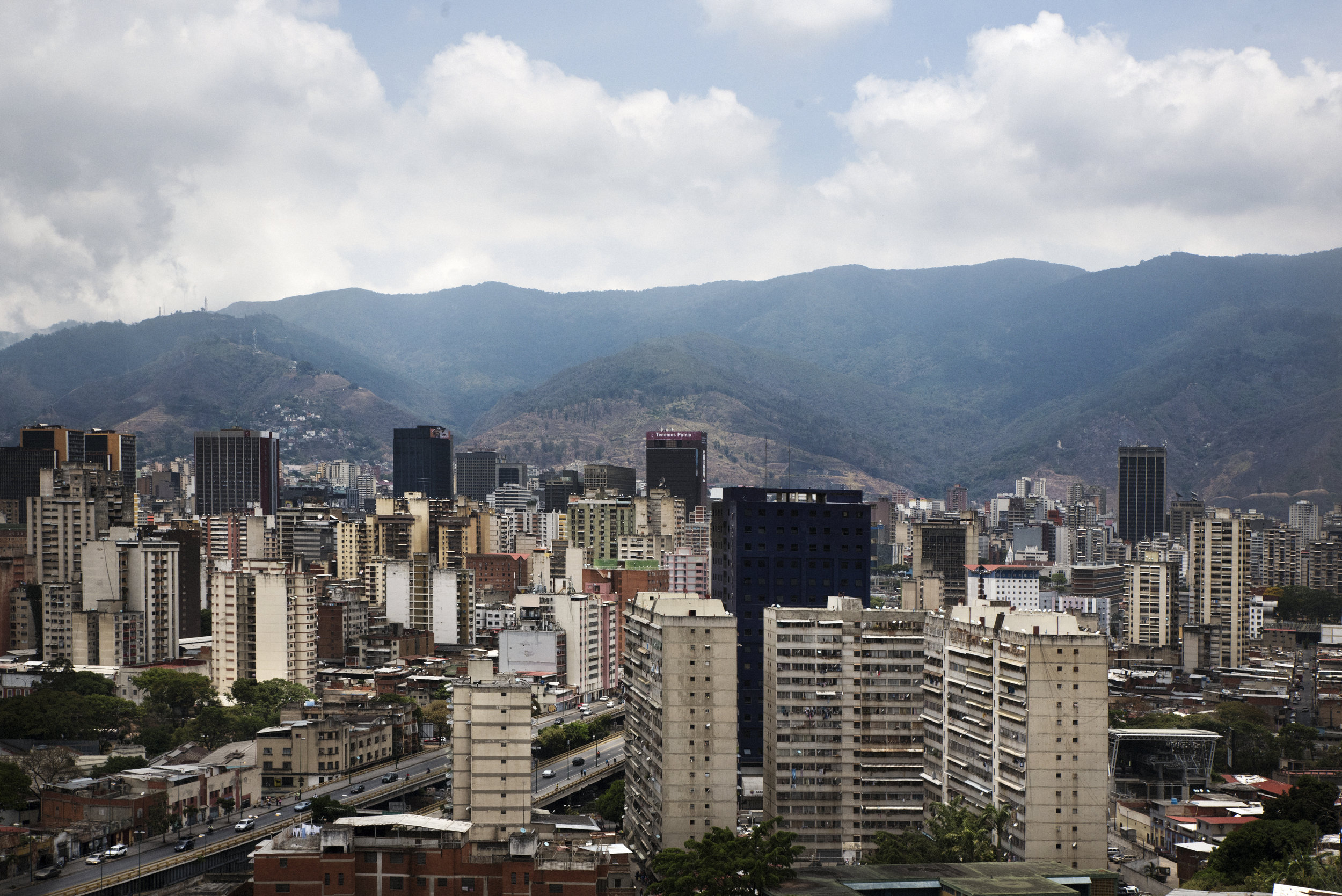 "How could we reach this point?" There is no one in Venezuela that hasn't asked themselves this question. A country of abundant resources, literally floating in oil (according to the OPEC it is the country with more oil reserves in the world, with almost 25% of the total); it is inhabited by wonderful people, kind and joyful; it has beautiful landscapes and dreamed beaches; and it has had a stable democracy for over 50 years that neighbor countries wish they had. Today, the situation is nothing but political and economic collapse, there is an involuted drift in the practice and protection of freedom and rights, and a population who envisions the future with pessimism. “¿Cómo se puede llegar a esto?” No hay nadie en Venezuela que no se haya hecho esta pregunta. Un país desbordante de recursos, flota literalmente en petróleo (según la OPEC es el país con más reservas del mundo, con casi el 25% del total); está habitado por gente maravillosa, amable y alegre; tiene paisajes interiores bellísimos y unas playas de ensueño; y ha disfrutado durante 50 años de una estabilidad democrática que ya hubiesen querido otros países vecinos. Hoy la situación es de colapso político y económico, se observa una deriva involucionista en el ejercicio y la protección de los derechos y libertades, y un pueblo que mira hacia el futuro con pesimismo. Caracas (April, 2018).