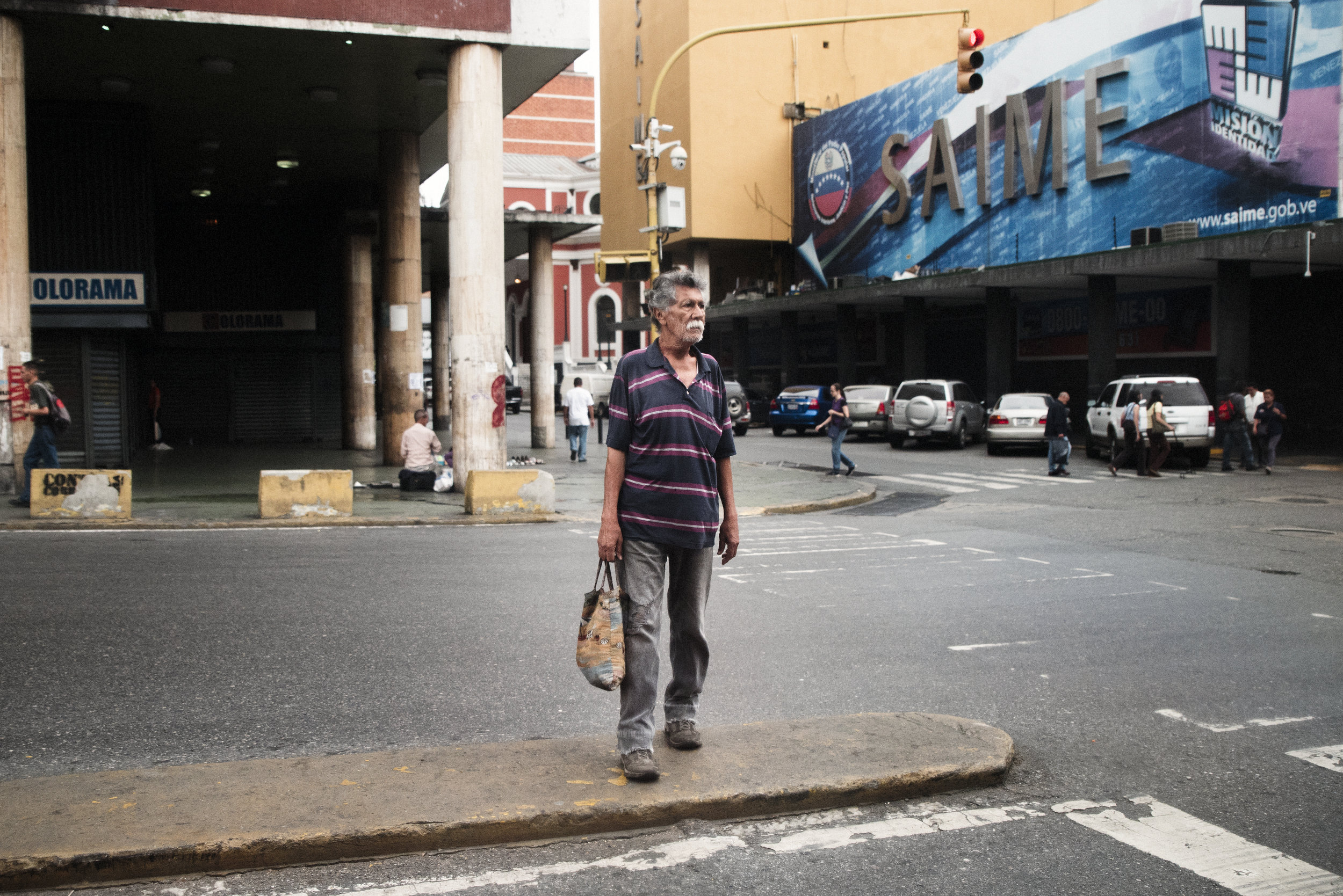 Living in Venezuela is tiring. Even more, exhausting. Nothing works as it should. There is no water, there are power cuts, there is no cash, there is scarcity of products (from food to car supplies). In short, the Venezuelan citizen dedicates a lot of effort and most of his time to everyday tasks. Vivir en Venezuela es cansado. Más aún, es agotador. Nada funciona como debería. No hay agua, hay cortes de luz, no hay dinero en metálico, hay carestía de productos (desde alimentos hasta recambio de coches). En definitiva, el ciudadano venezolano dedica muchos esfuerzos y la mayor parte de su tiempo a tareas cotidianas. Caracas (April, 2018).