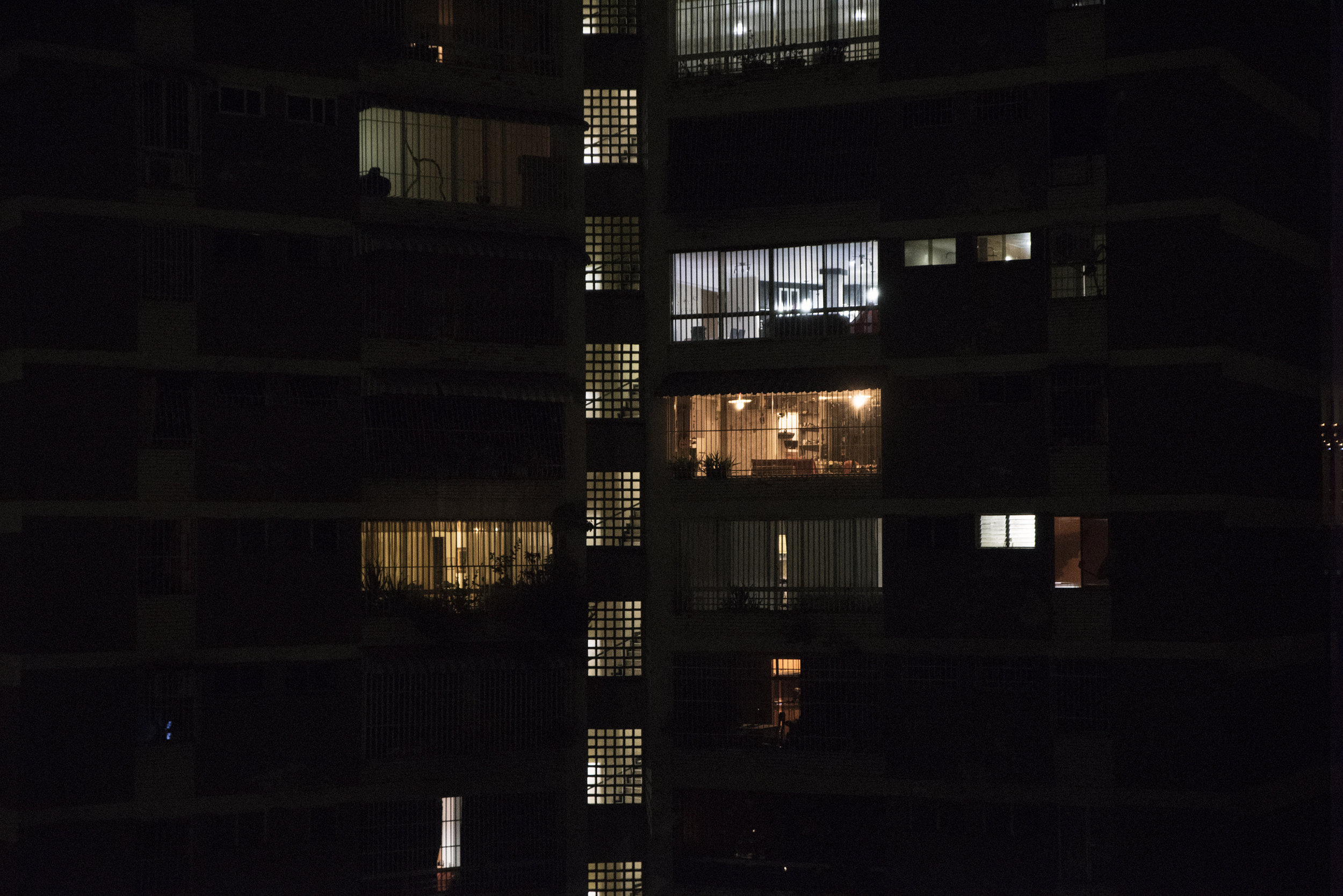 By sunset, Caracas' residents return to their houses that are literally like cages. It is impressive to see latticed balconies in a 13th floor, and the doors behind bars, as if they lived in prison cells. The crime levels in Caracas are outrageous. Caracas is for a long time the most violent city of the planet, with 104 homicides per every 100,000 inhabitants, and a total of 3,064 violent deaths in 2017 (according to the Venezuelan Observatory of Violence). People in Caracas inform the few foreigners they encounter about the basic security tips: "don't go out during the night", “don’t take out your cellphone”, "don't take pictures", "don't wear a watch", "take off your rings", "don't go to the subway", etc... Caracas is becoming a brutal and deserted city at nightfall. A la caída del sol los habitantes de Caracas vuelven a sus viviendas que literalmente son como jaulas. Impresiona ver balcones enrejados en un piso 13, y las puertas de la casa precedidas de una reja, como si de una celda se tratase. Los niveles de delincuencia en Caracas son escandalosos. Caracas es desde hace tiempo la ciudad más violenta del planeta, con 104 homicidios por cada 100.000 habitantes, y un total de 3.064 muertes violentas en 2017 (según el Observatorio Venezolano de Violencia). Los caraqueños informan a los pocos extranjeros con los que se cruzan sobre los tips de seguridad básicos: “no salgas de noche”, “no saques el móvil”, “no saques fotos”, “no lleves reloj”, “quítate los anillos”, “no vayas en metro”, etc… Caracas se convierte en una urbe brutal y desierta al anochecer. Caracas (April, 2018).