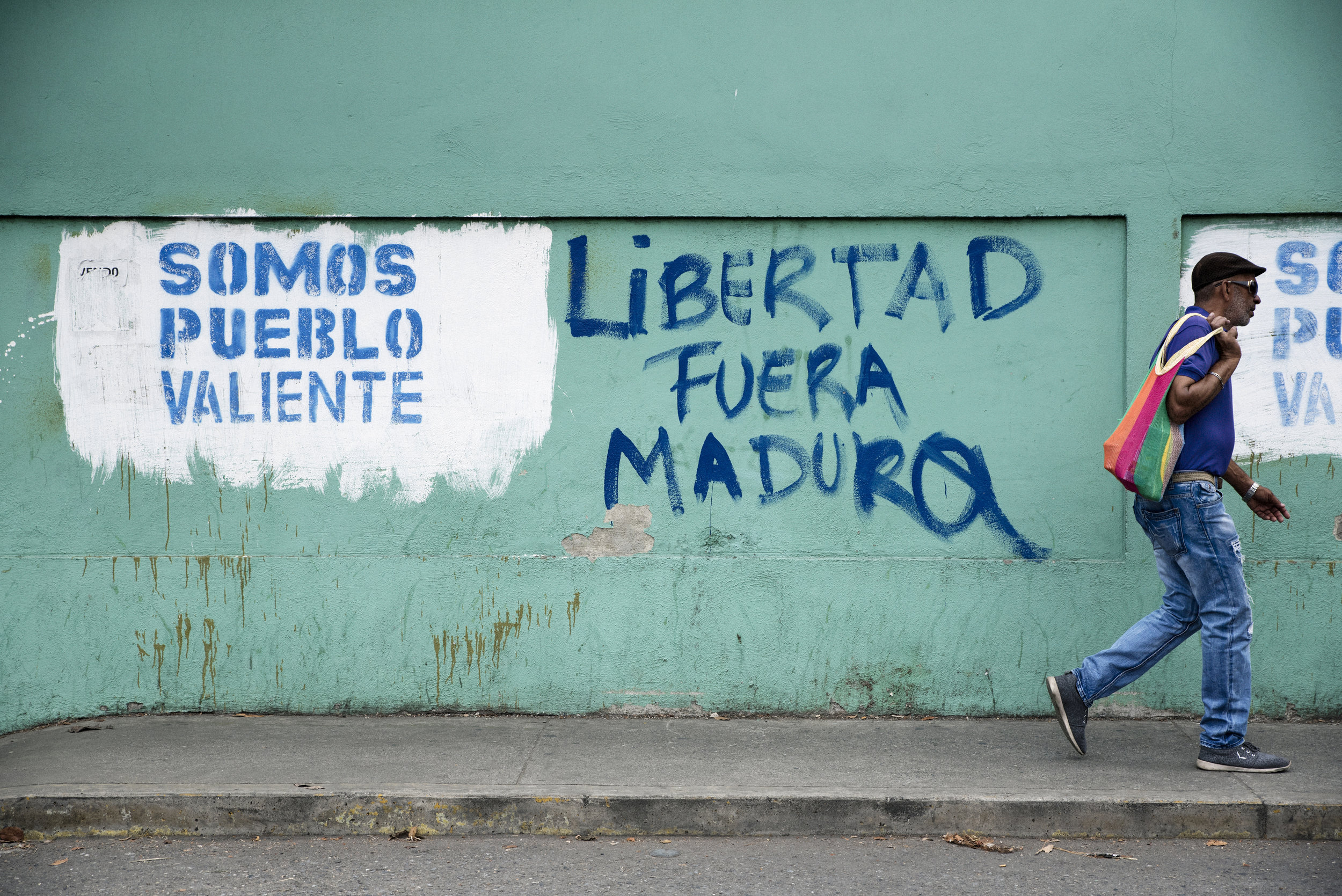 In the neighborhood El Paraíso in Caracas there were riots during the 2017 spring. In the following days, they suffered a harsh repression from the Government, with multiple arbitrary detentions of their youngest neighbors. Many families were forbidding their sons to go outside of their home out of fear of having them detained. According to Foro Penal, over 200 political opponents remain in Venezuelan prisons. The government controls most of the media, but the walls in the streets of El Paraíso are free. En el barrio del El Paraíso de Caracas se produjeron fuertes disturbios en la primavera de 2017. En los días posteriores, sufrió una dura represión por parte del Gobierno, con multitud de detenciones arbitrarias a sus vecinos más jóvenes. Muchas familias impedían a sus hijos salir de sus casas por miedo a ser detenidos. Según el Foro Penal, más de 200 opositores políticos siguen en las cárceles venezolanas. El oficialismo controla la mayoría de los medios, pero los muros de las calles de El Paraíso son libres. Caracas (April, 2018).