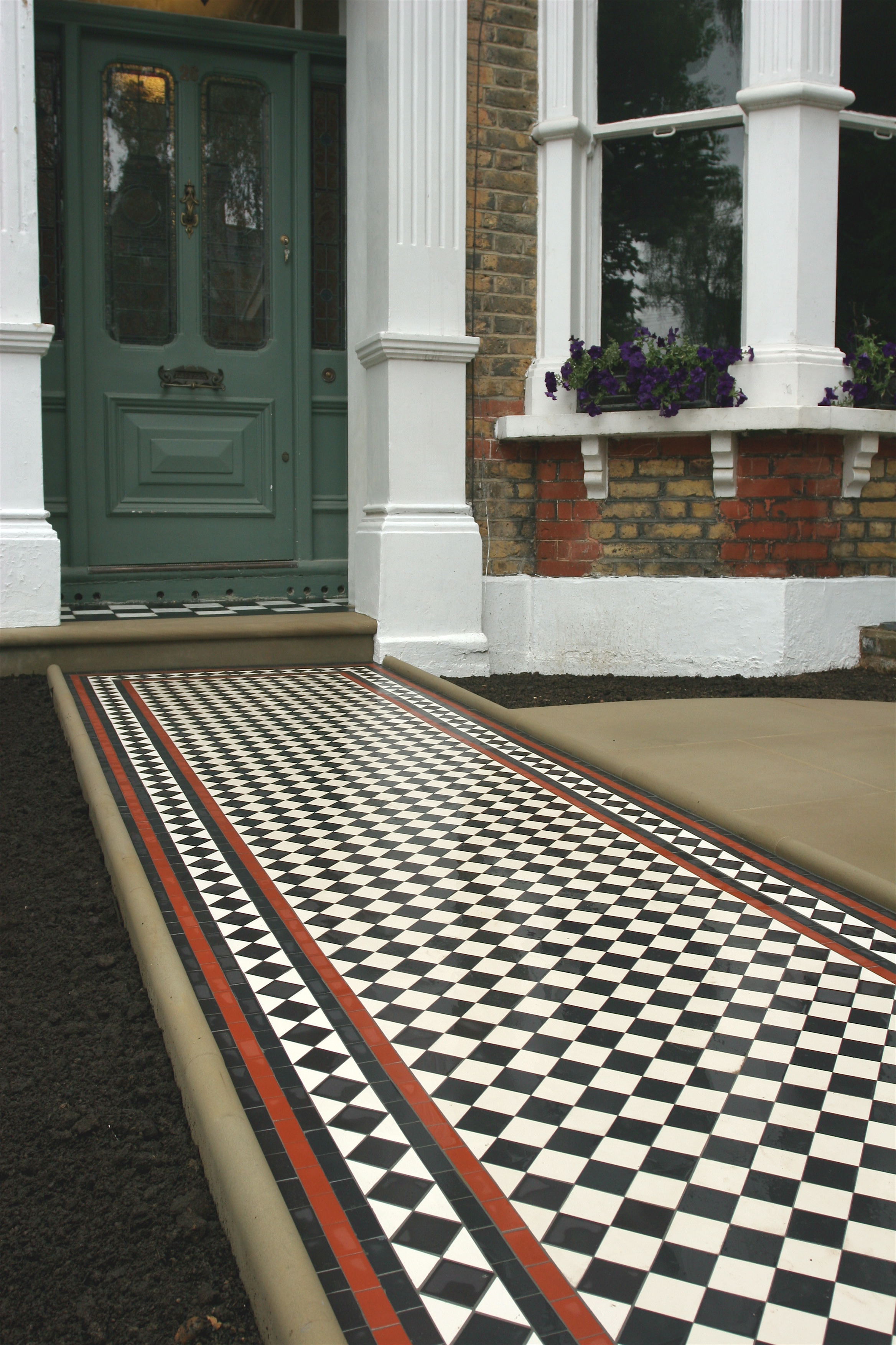 017 Black &amp; White Chequer with Diamond Border and Five Lines