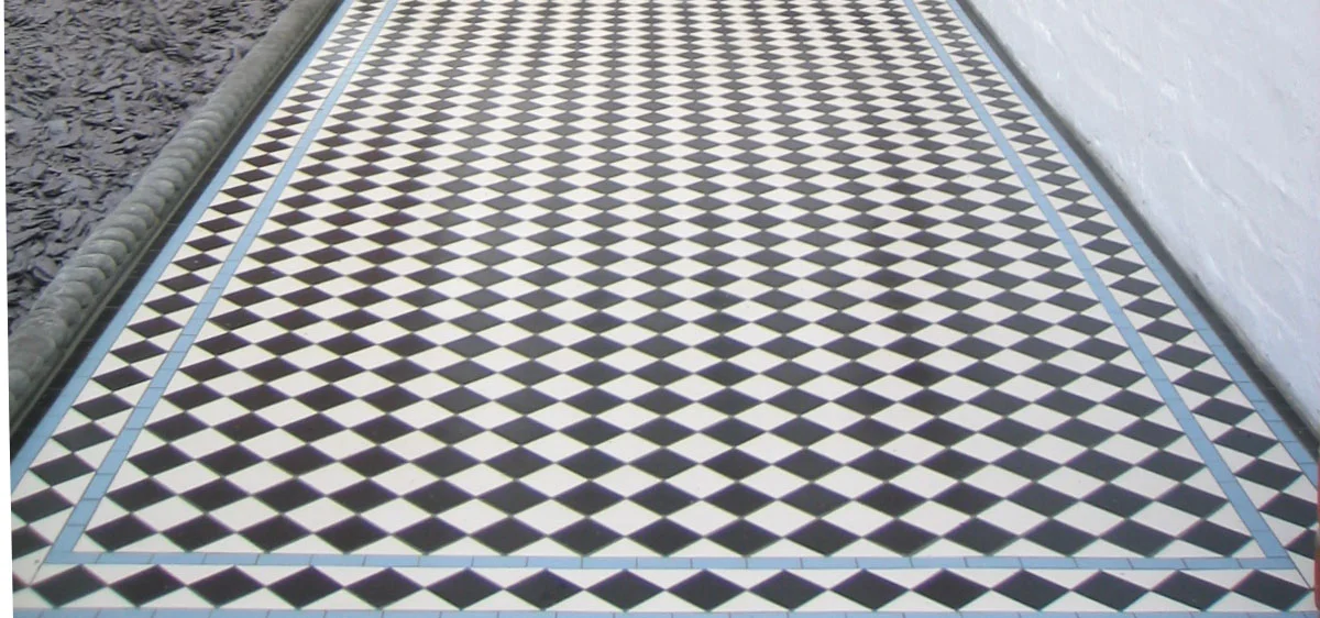 Chequer with blue diamond border.jpg
