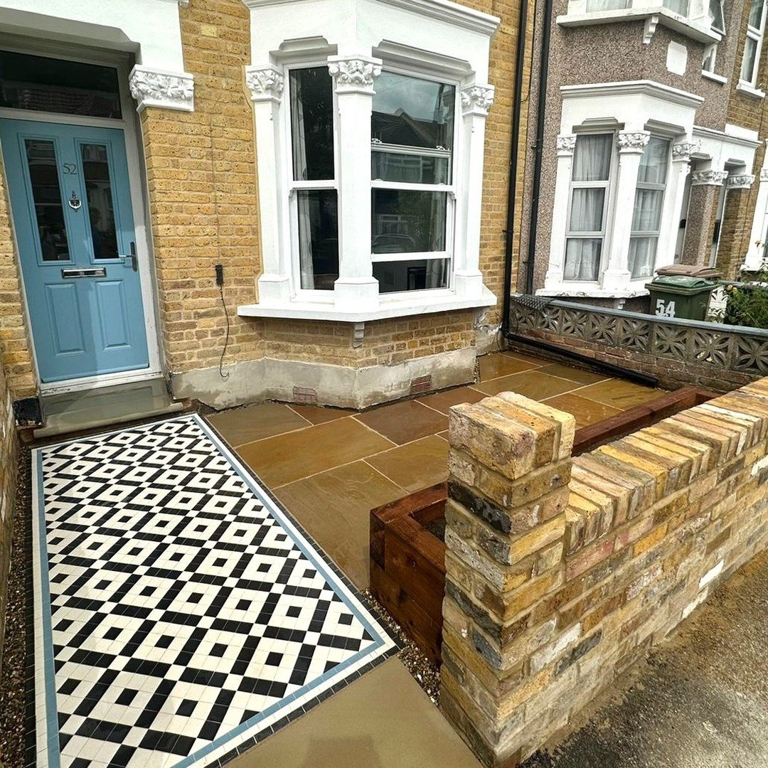 Black/White Banded Box design with three line border inc.blue #victorianstyle #victoriantiles #victorianhouse #victorianfloortiles #victorianmosaictiling #victorianhallway #geometrictiles #hallwaydecor #hallwayinspo #hallwayideas #periodhome #mosaicf