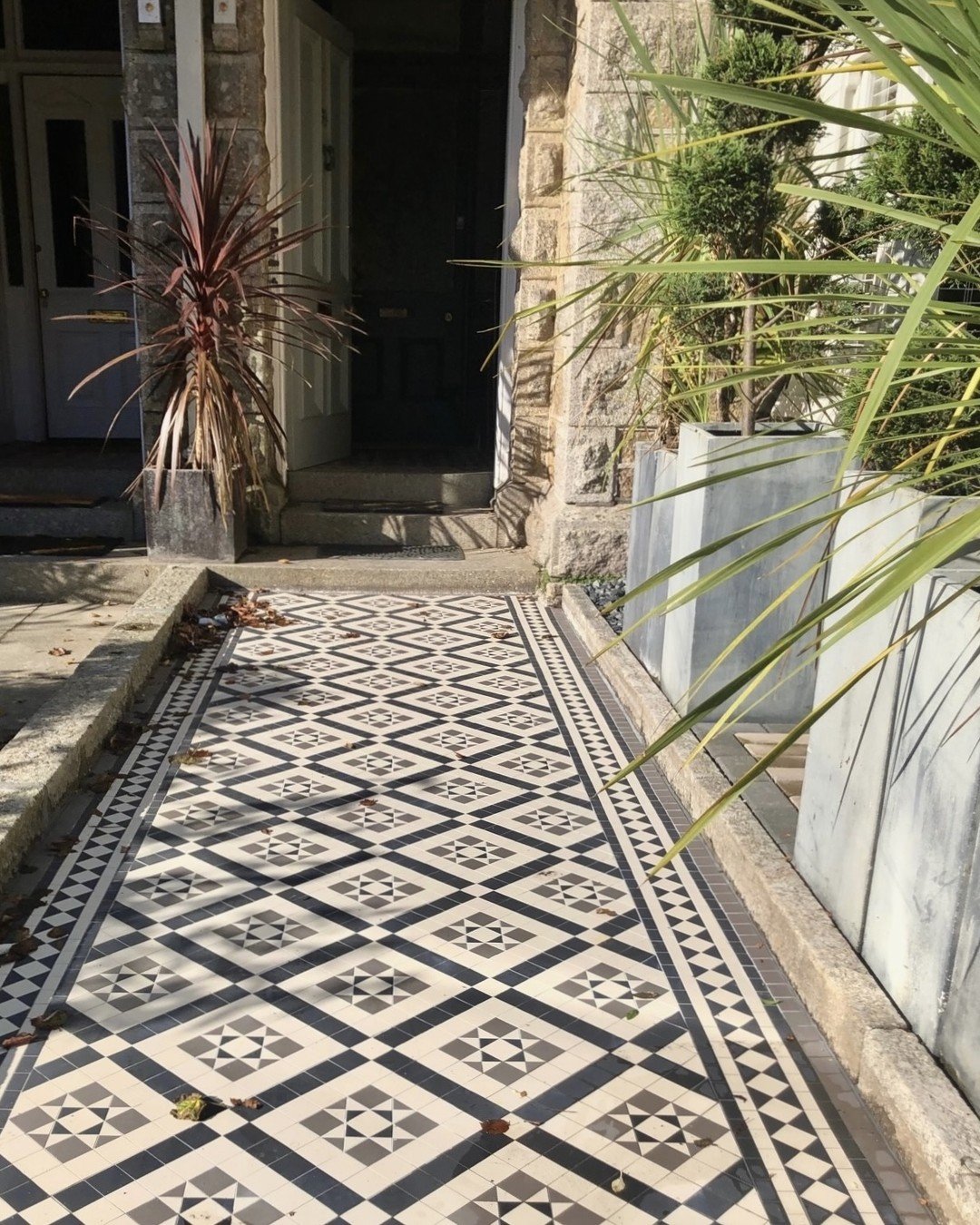 Marazion pattern with Diamond Border 4 Lines #victorianstyle #victoriantiles #victorianhouse #victorianfloortiles #victorianmosaictiling #victorianhallway #geometrictiles #hallwaydecor #hallwayinspo #hallwayideas #periodhome #mosaicfloor #richmondhil