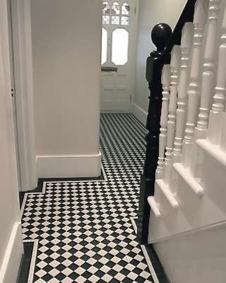 Black/white 5cm chequer with two line border #victorianstyle #victoriantiles #victorianhouse #victorianfloortiles #victorianmosaictiling #victorianhallway #geometrictiles #hallwaydecor #hallwayinspo #hallwayideas #periodhome #mosaicfloor