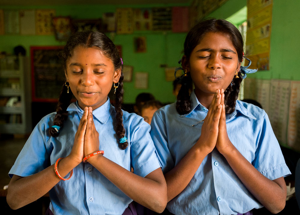 twee meisjes in een school in India