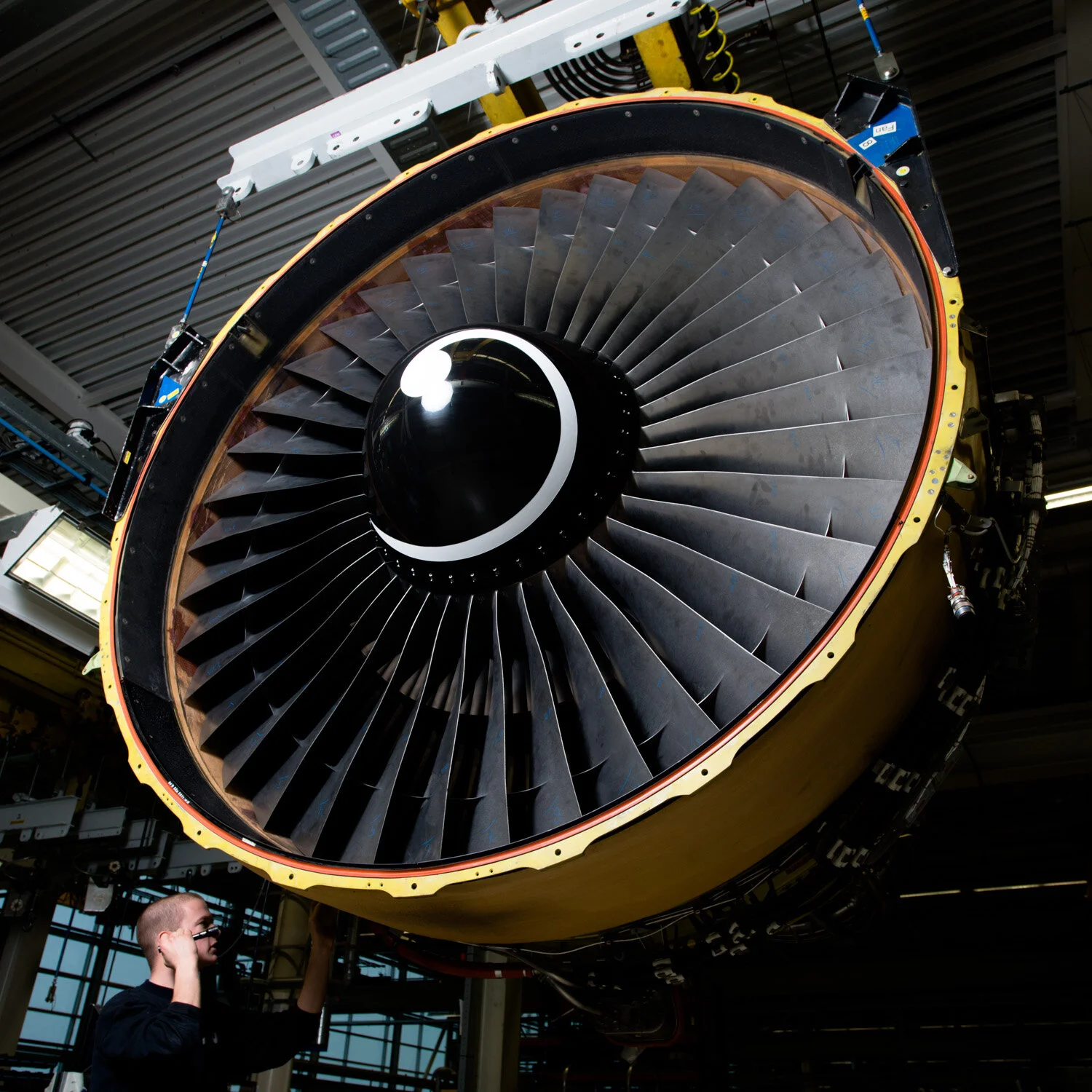  Demontage van een vliegtuigmotor bij  Schiphol. Onderzoek naar het effect van Shell olie op de motor. 