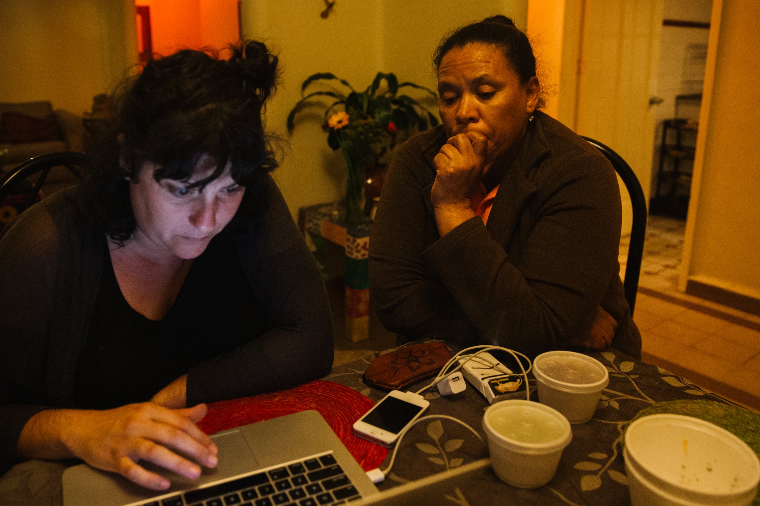  (Right) Nohemy Yamileth Alvarez reflects on her impending journey to Nogales, Sonora, Mexico, as she and other mothers break away from the caravan on the first northern expedition made by Movimiento Migrante Mesoamericano. With a heavy heart, Noemi 