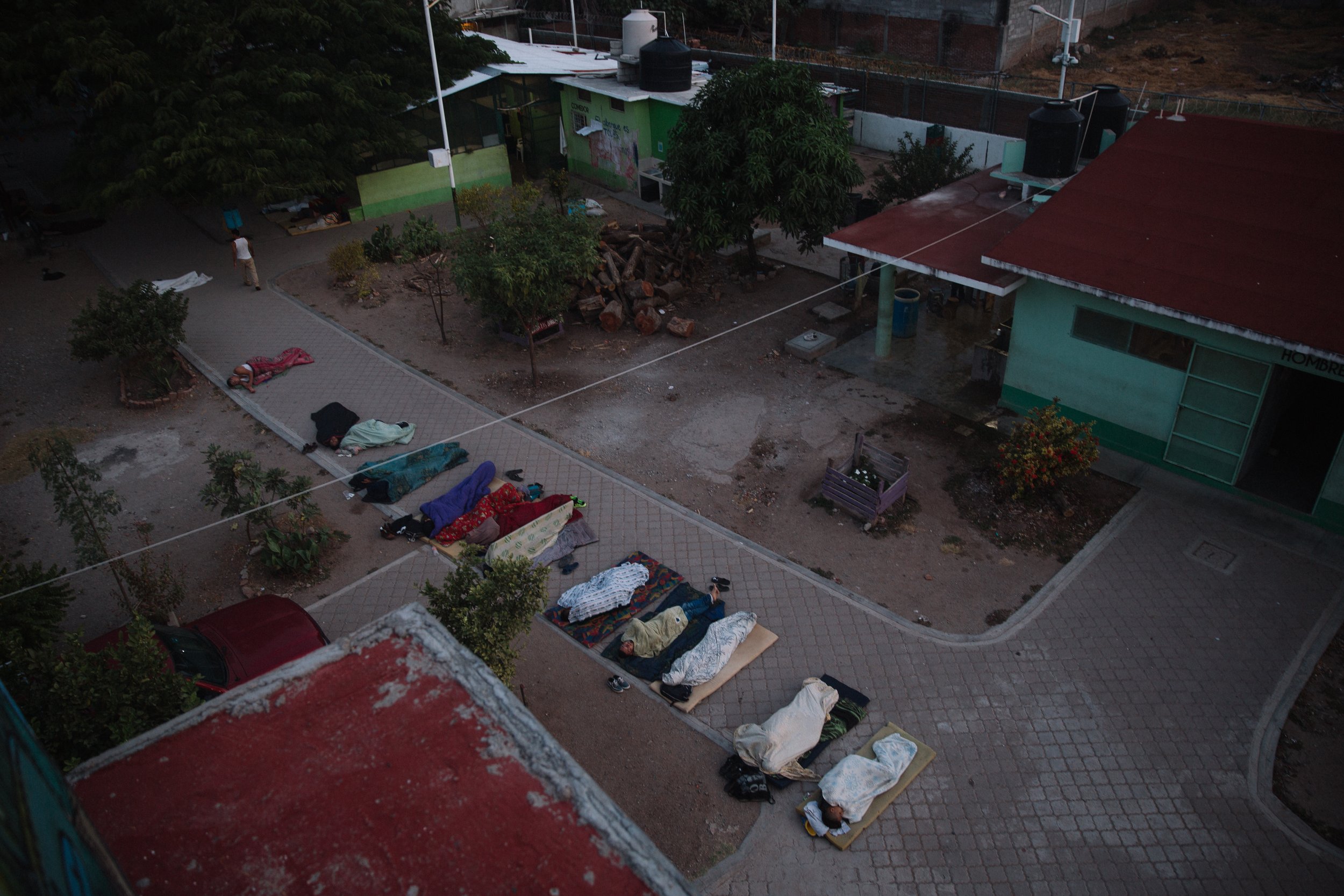  Due to the large number of migrants seeking refuge and support at the Migrant shelter "Hermanos en el Camino" in Ixtepec, Oaxaca, Mexico, there were not enough beds or space to accommodate everyone. As a result, several migrants were forced to sleep