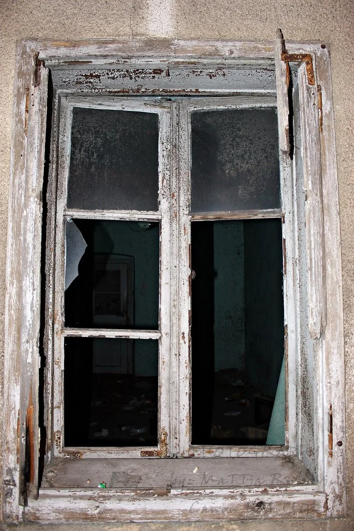 scary_window_by_mattia_alex-d4lax8k.jpg