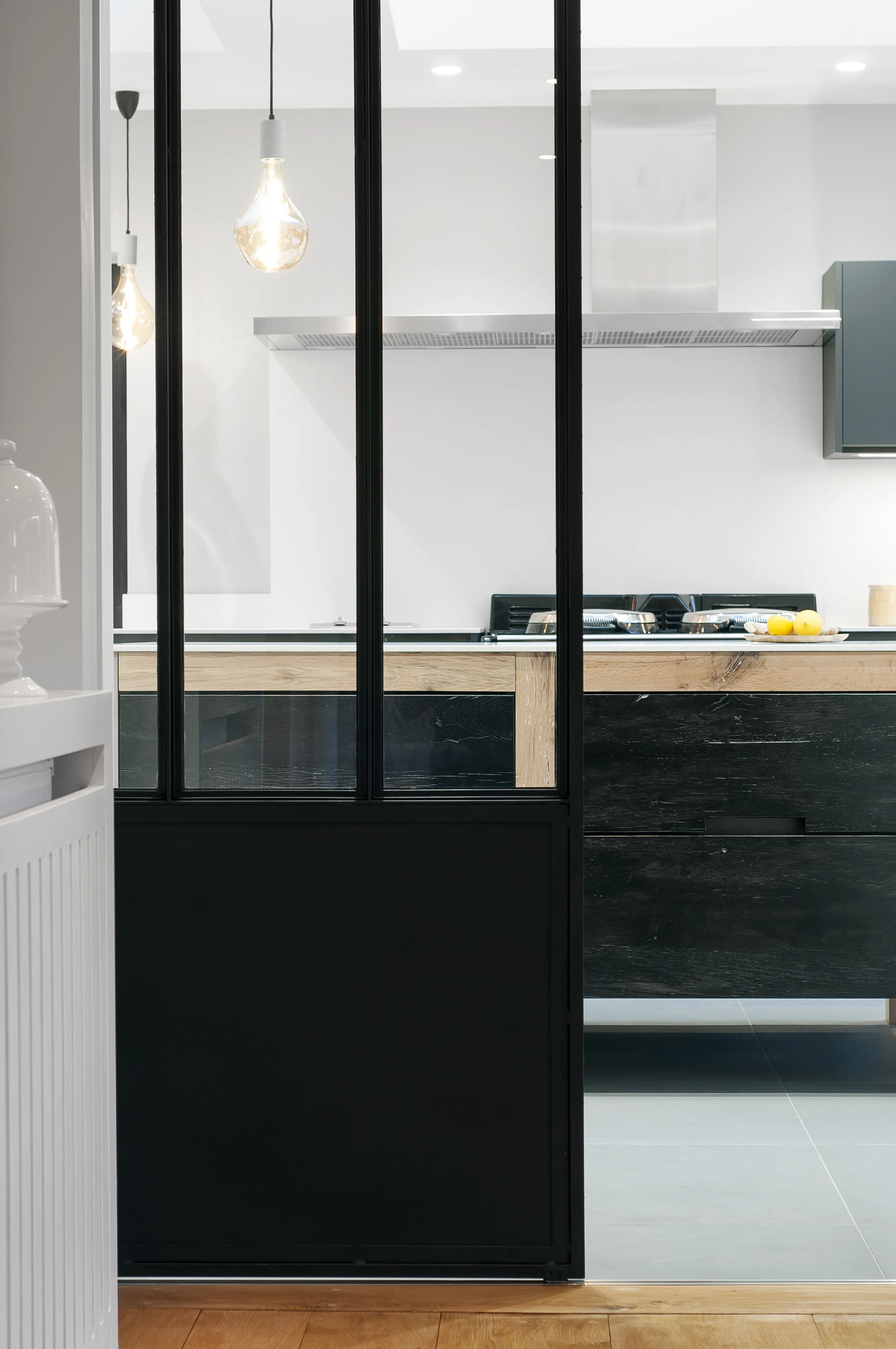 Bespoke sliding steel door © Emmanuelis Stasiatis