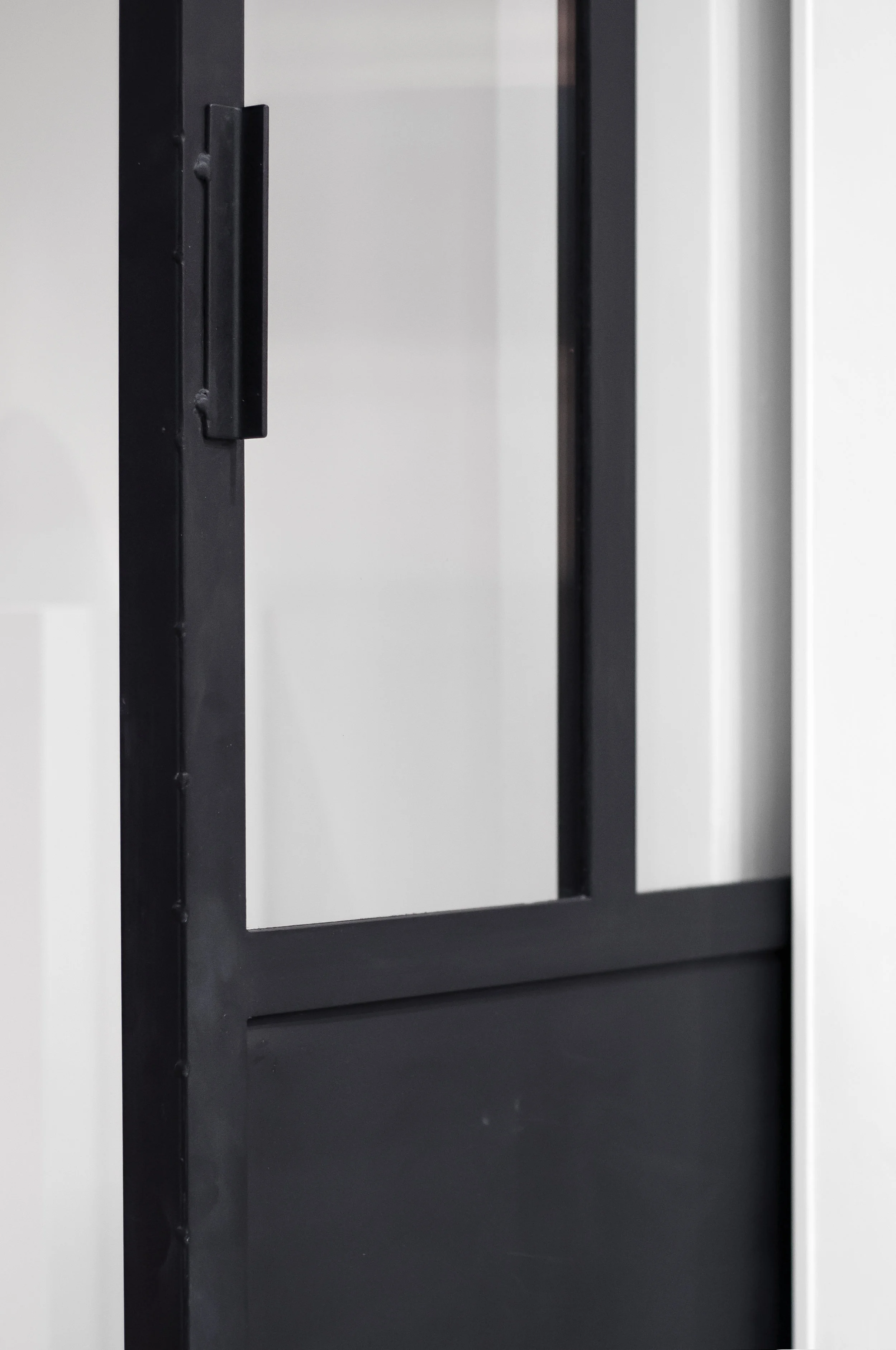 Bespoke sliding steel door © Emmanuelis Stasiatis