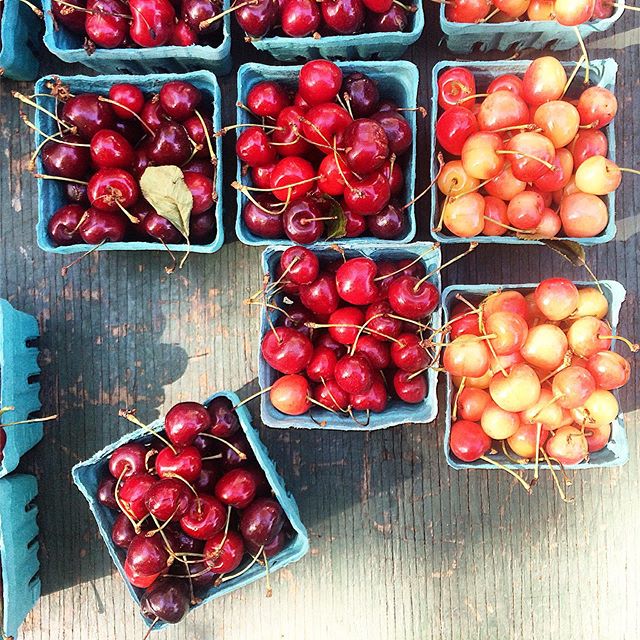 The sight of #summer at the #farmersmarket (if the heat was not enough ;)): juicy and sweet red and Queen Anne #marketfresh #cherries... 😋#Summer19 will be remembered as a great #cherry year in #nyc! 🍒❤️#summerdelights