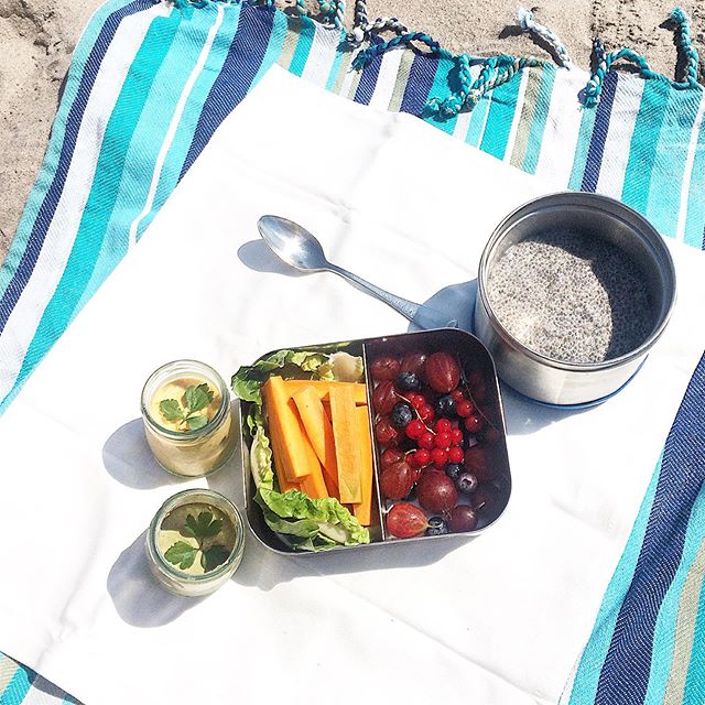 Where else to cool off during this #nyc heatwave but back at the beach? 🥵 So second #beachside #marketfresh #picnic this past week-end, and this one packed a punch nutrients-wise: fresh bib lettuce and carrots from the last #farmersmarket run, with 