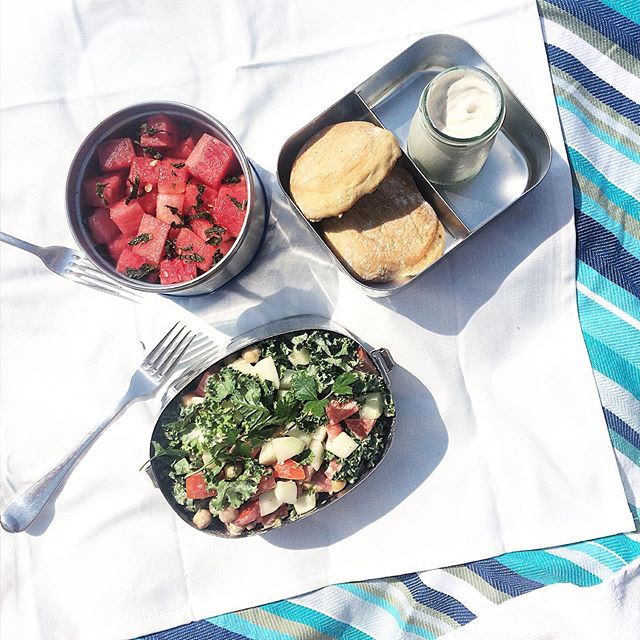 More #nyc heat, more cooling and refueling time by the #ocean, more #beachside #picnics, and quite happy about that! 😊 And this time with kiddo too ☺️ This #picnic was also fully #plantbased: #marketfresh and chickpea #salad with lemon tahini dressi