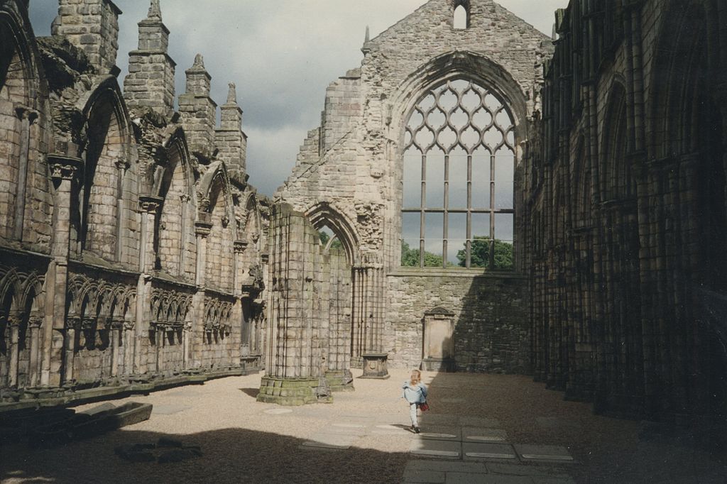 Holyrood Abbey, May 1996, via Wikimedia Commons user: Marco2000