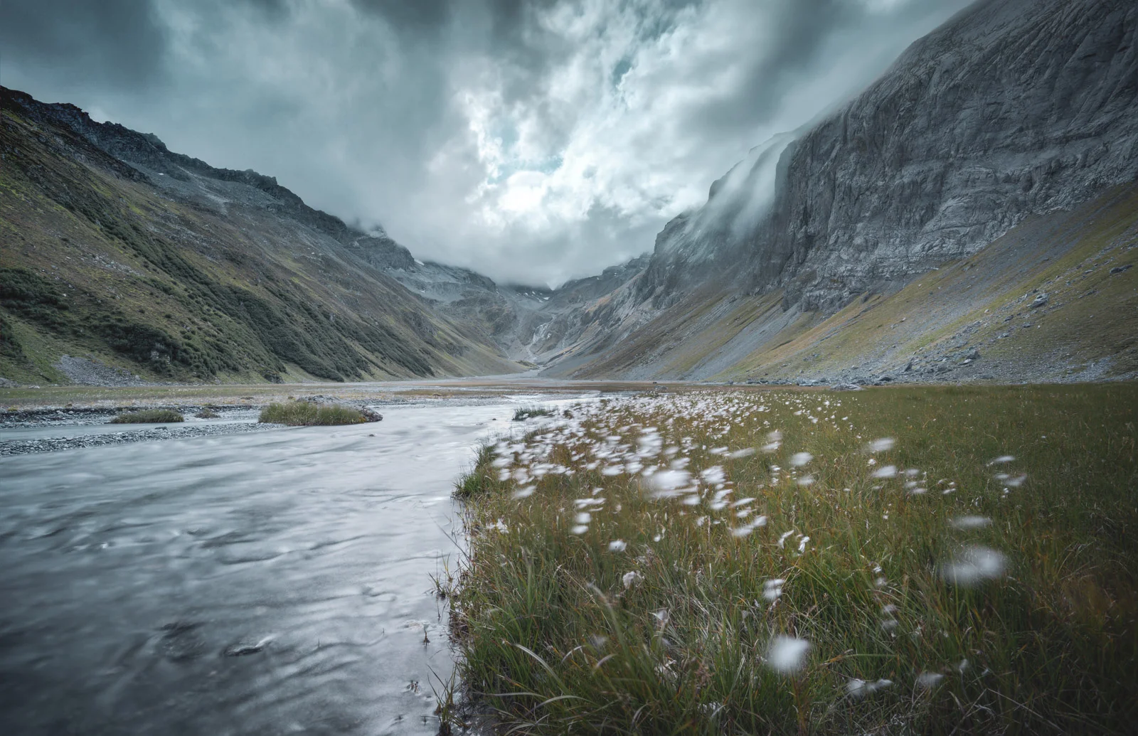 Der Nebel fliesst, das Wasser versteinert