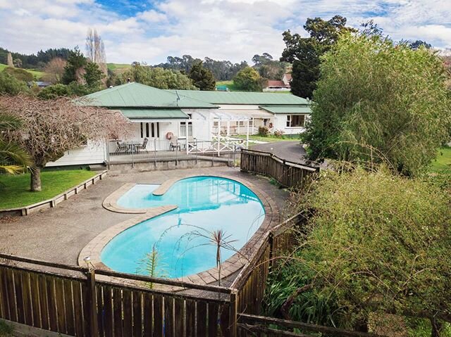 Homestead entry and patio overlooking the #pool 🏊&zwj;♂️🏊&zwj;♀️