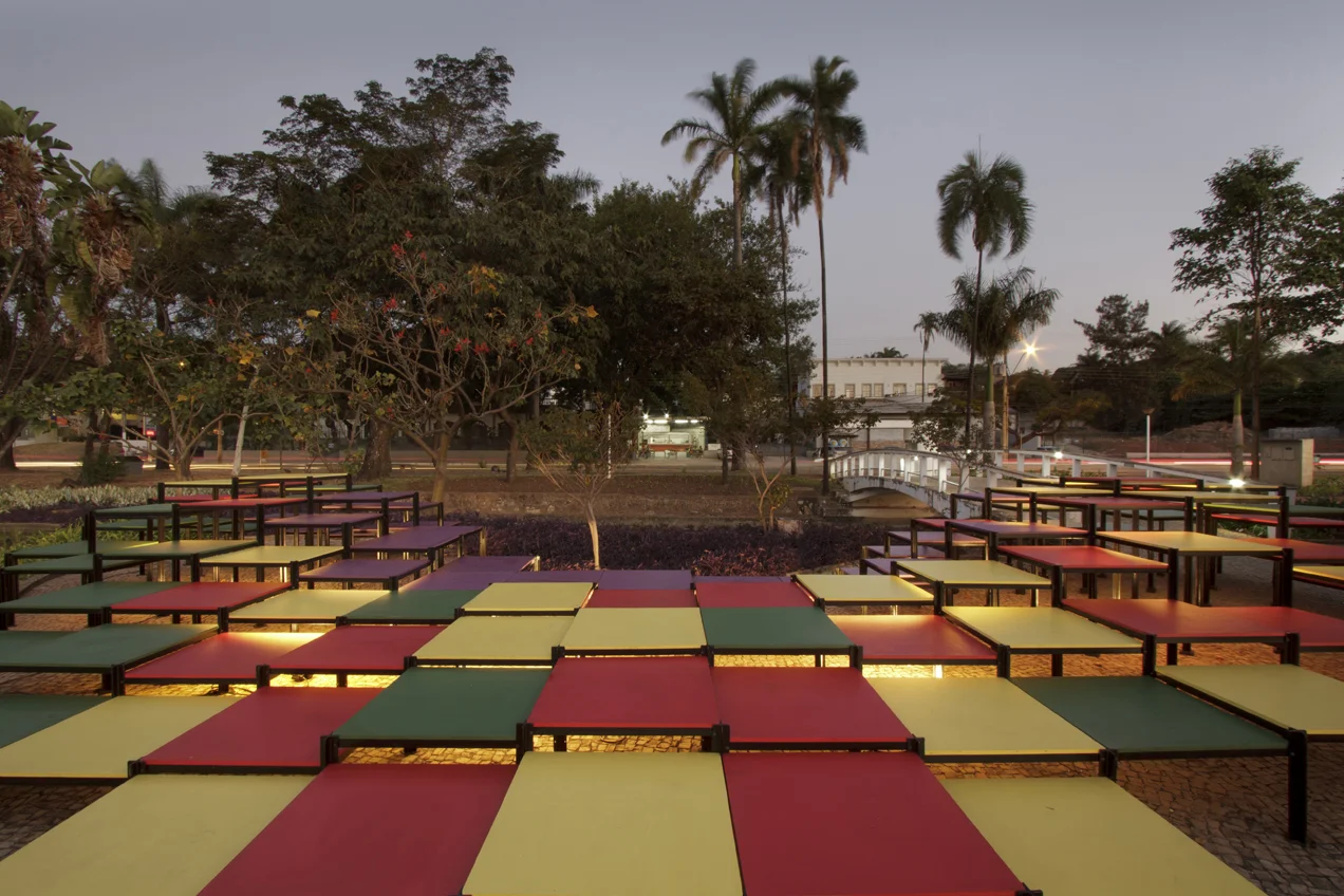 Vista da instalação Deriva junto ao jardim de Burle Marx com o qual estabelece uma relação cromática