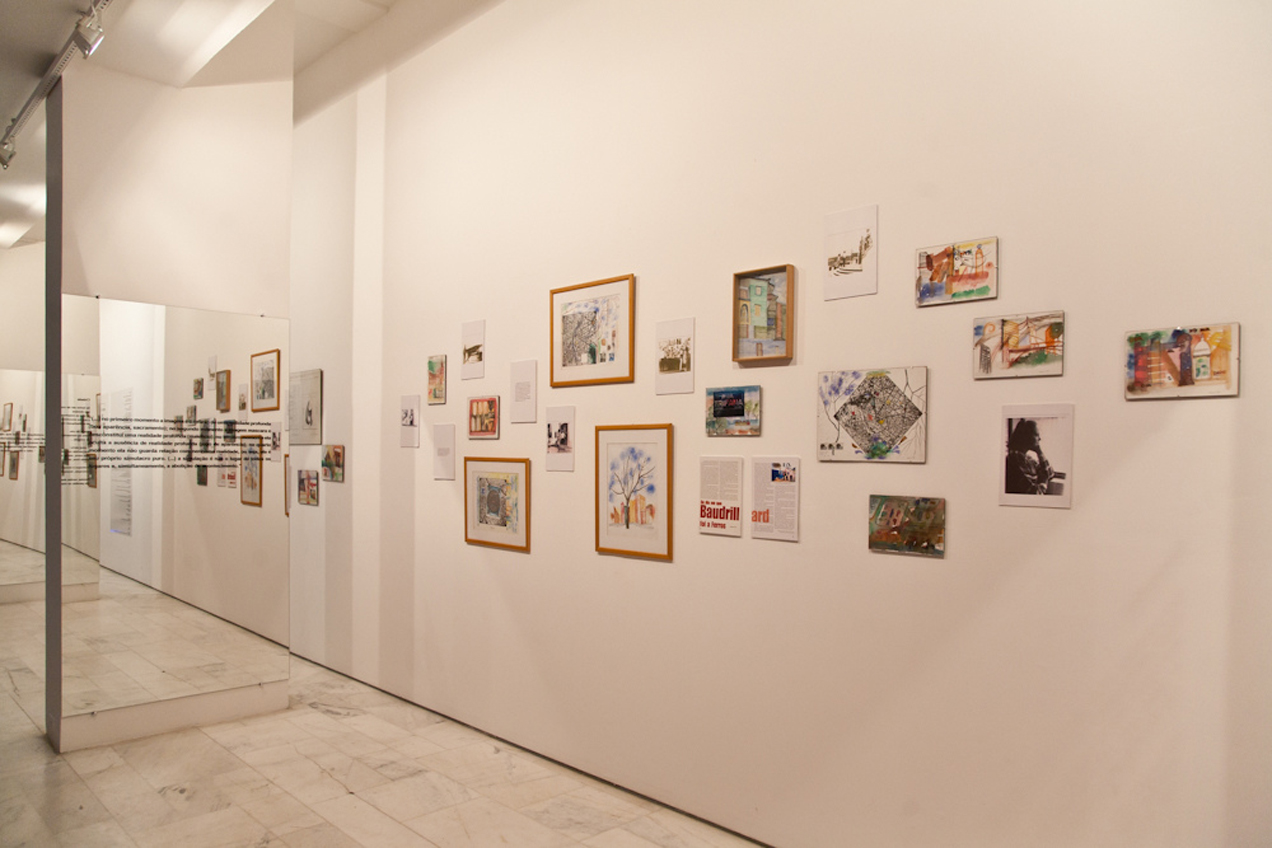 Na parede, uma nuvem de pinturas, poemas e fotos de Hygina aproxima o público do complexo universo da arquiteta