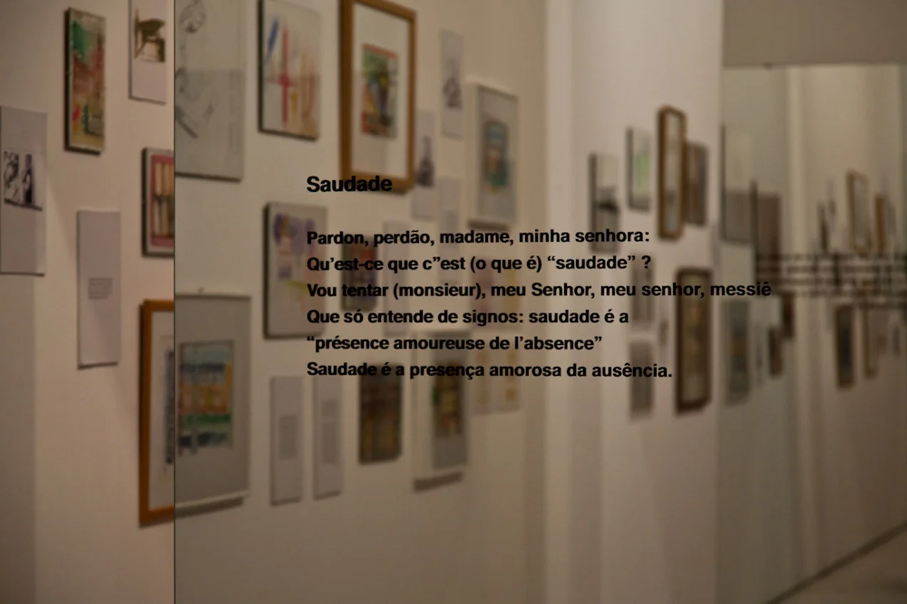 Espelhos adesivados com poemas