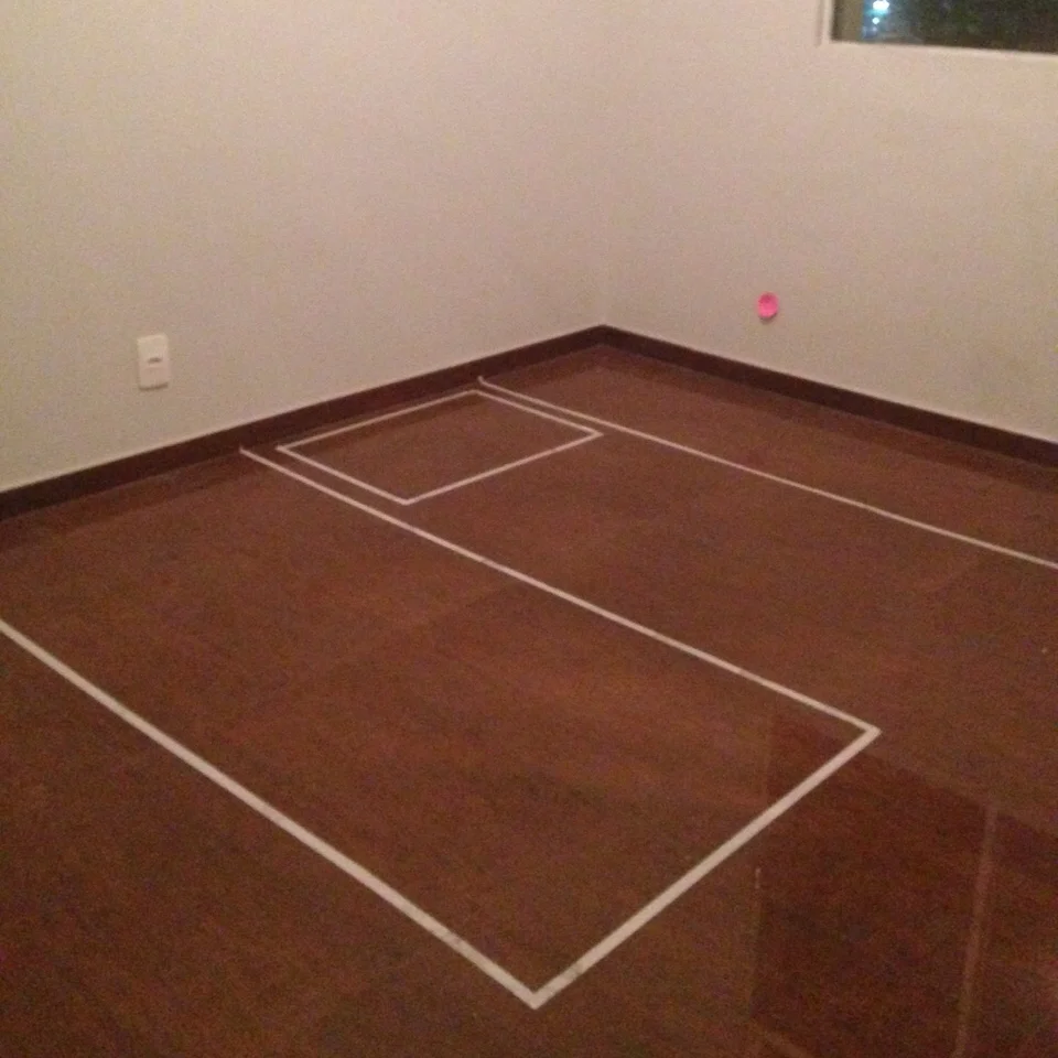 Quarto de solteiro com bancada para computador