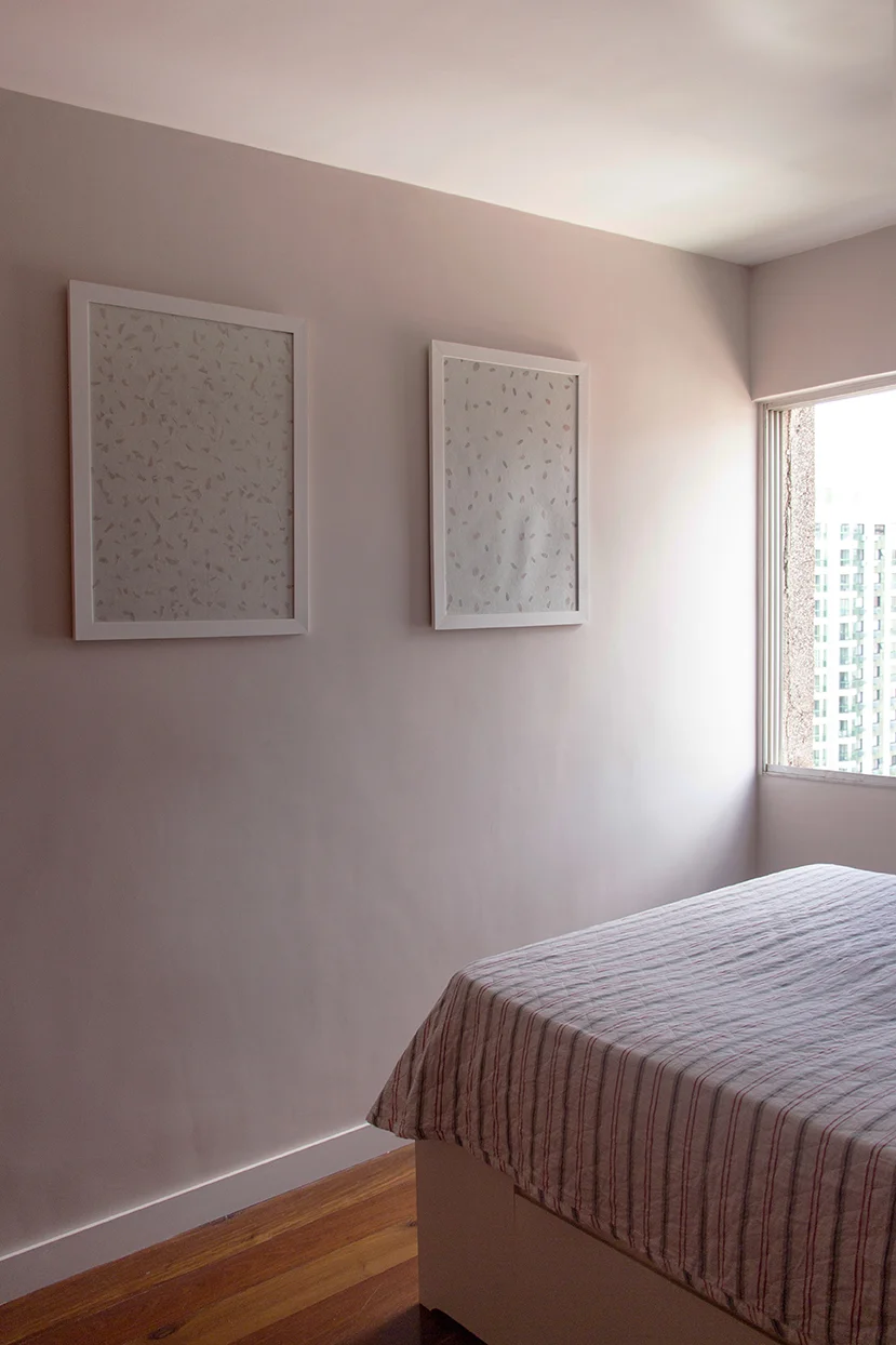 No quarto foi utilizada uma paleta de cores neutras e suaves, com os tons Biscuit de Areia e Sorvete de Ameixa, da Coral.