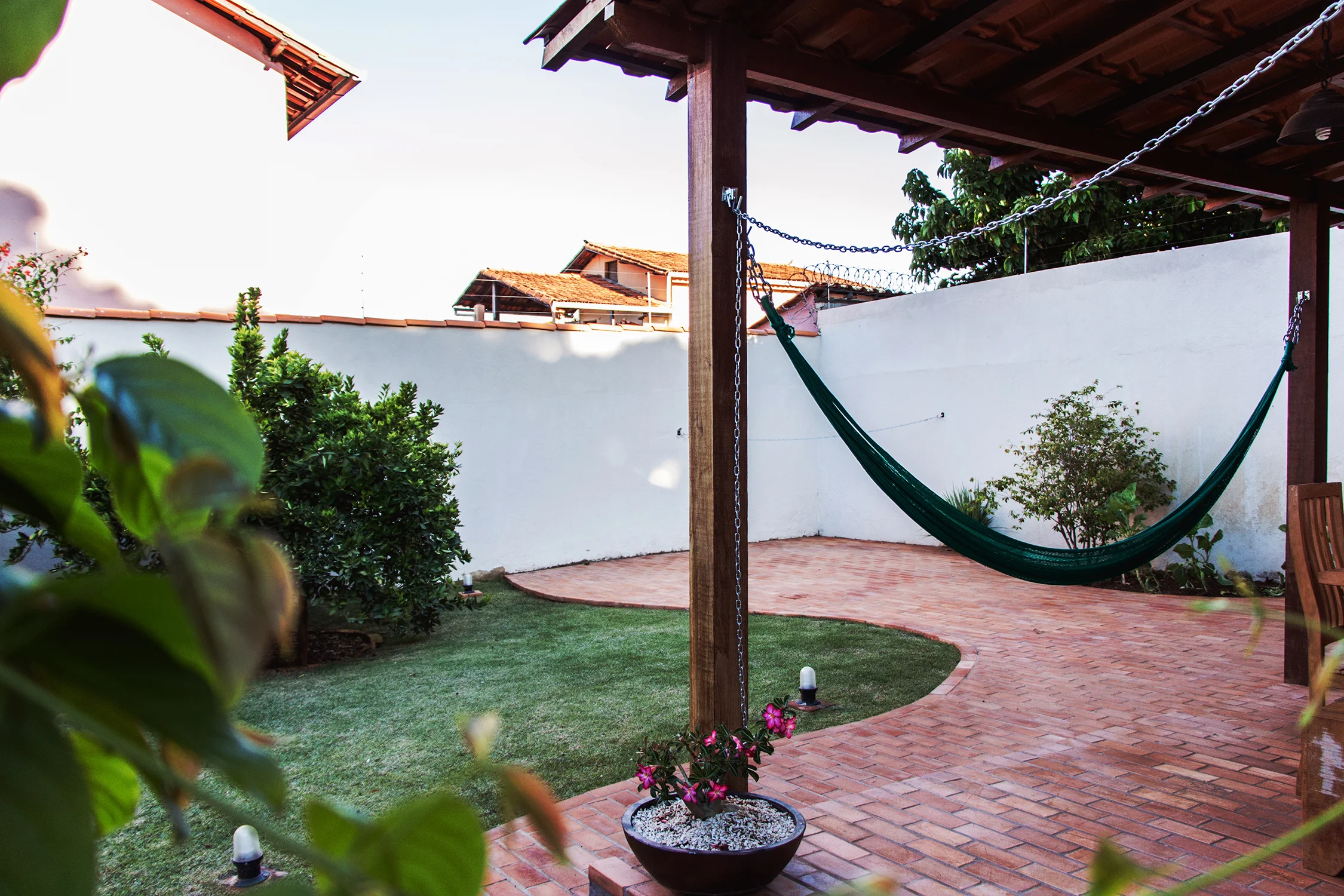 Quintal com piso em tijolos cerâmicos.