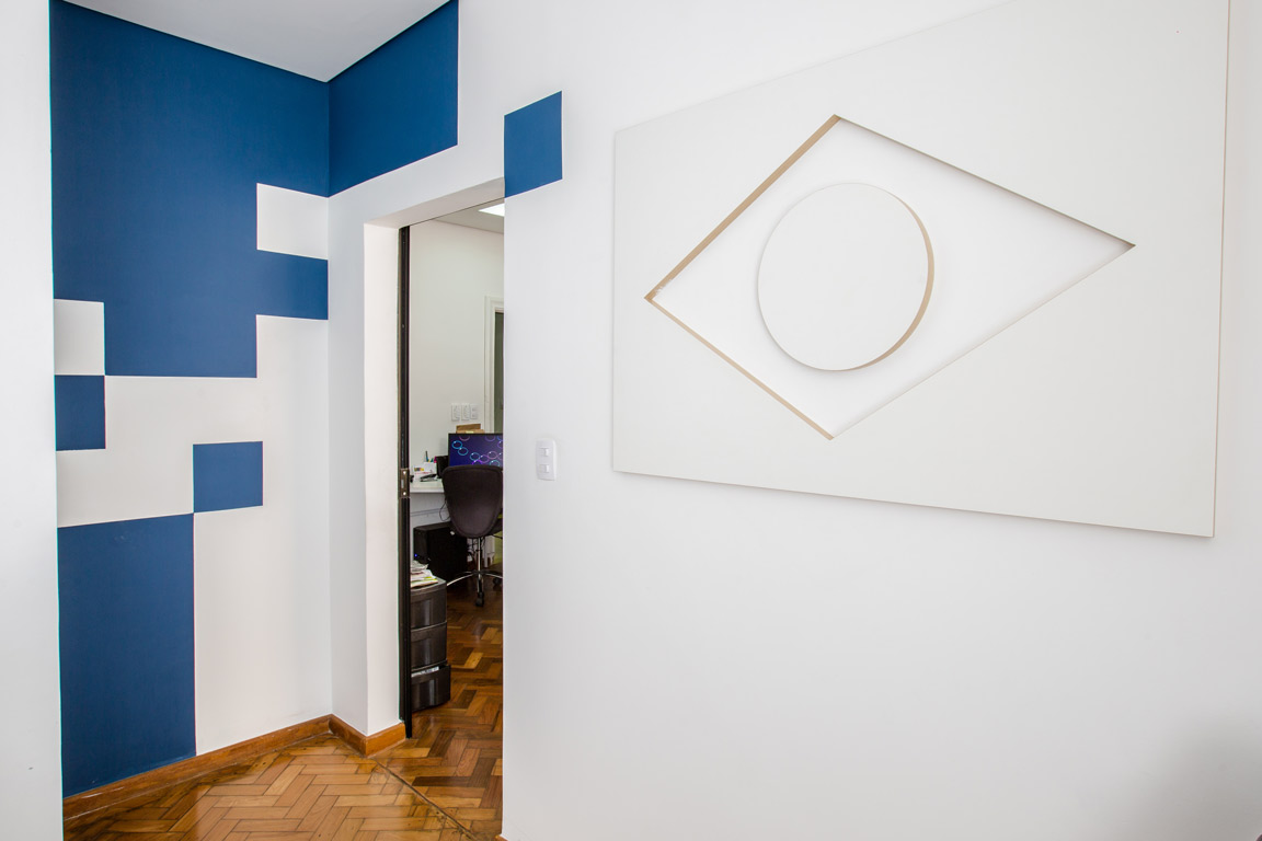 Paredes com pintura decorativa: 'pixels' + releitura do estilo geométrico art deco