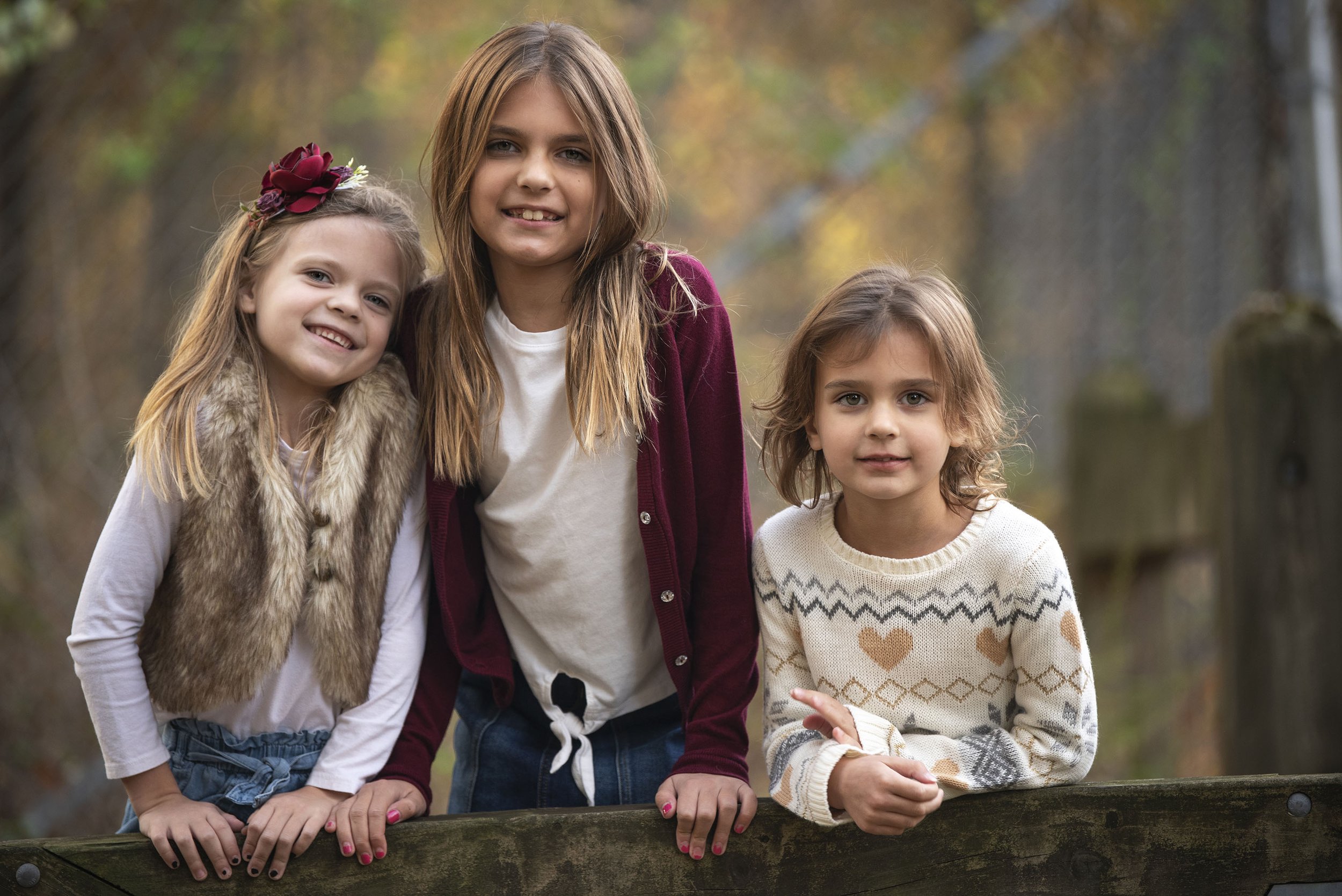 DSC_8392 girls portrait on fence web.jpg