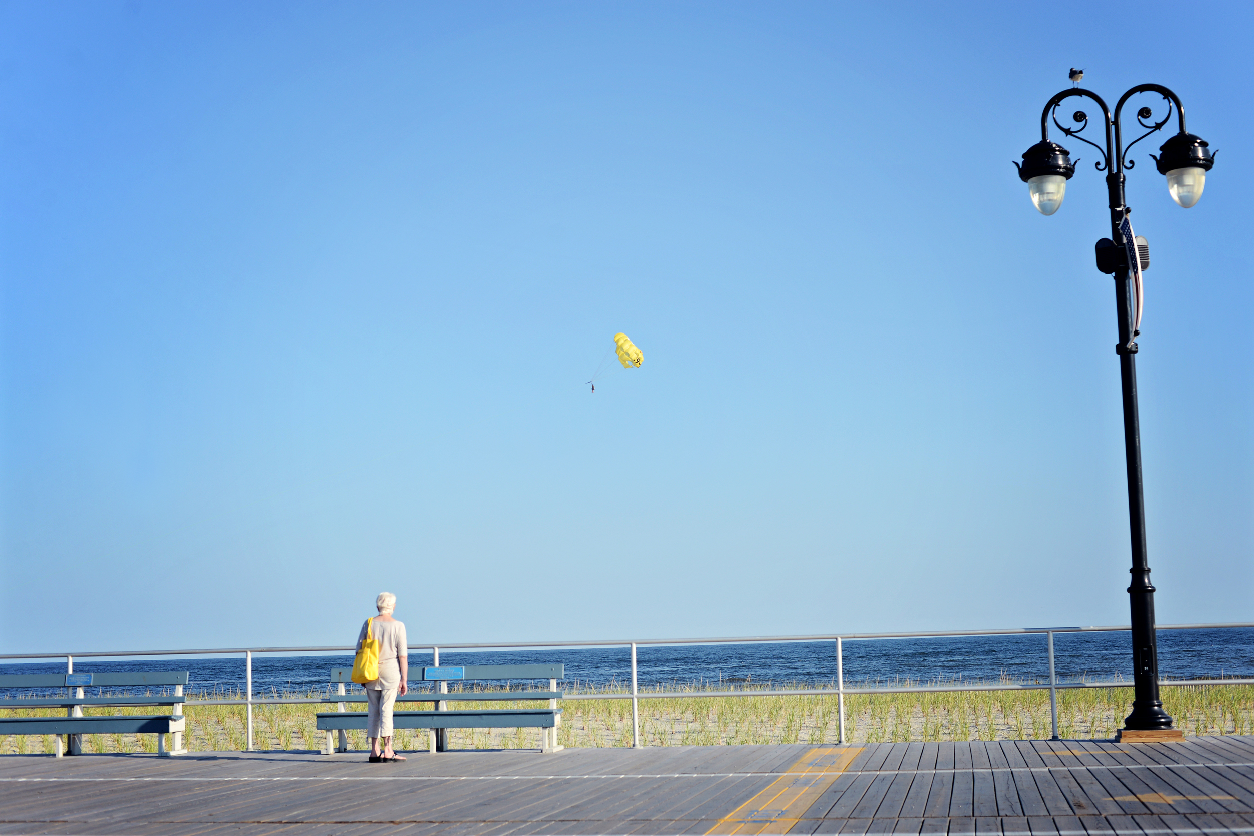 DSC_5922 yellow balloon yellow bag beach.jpg