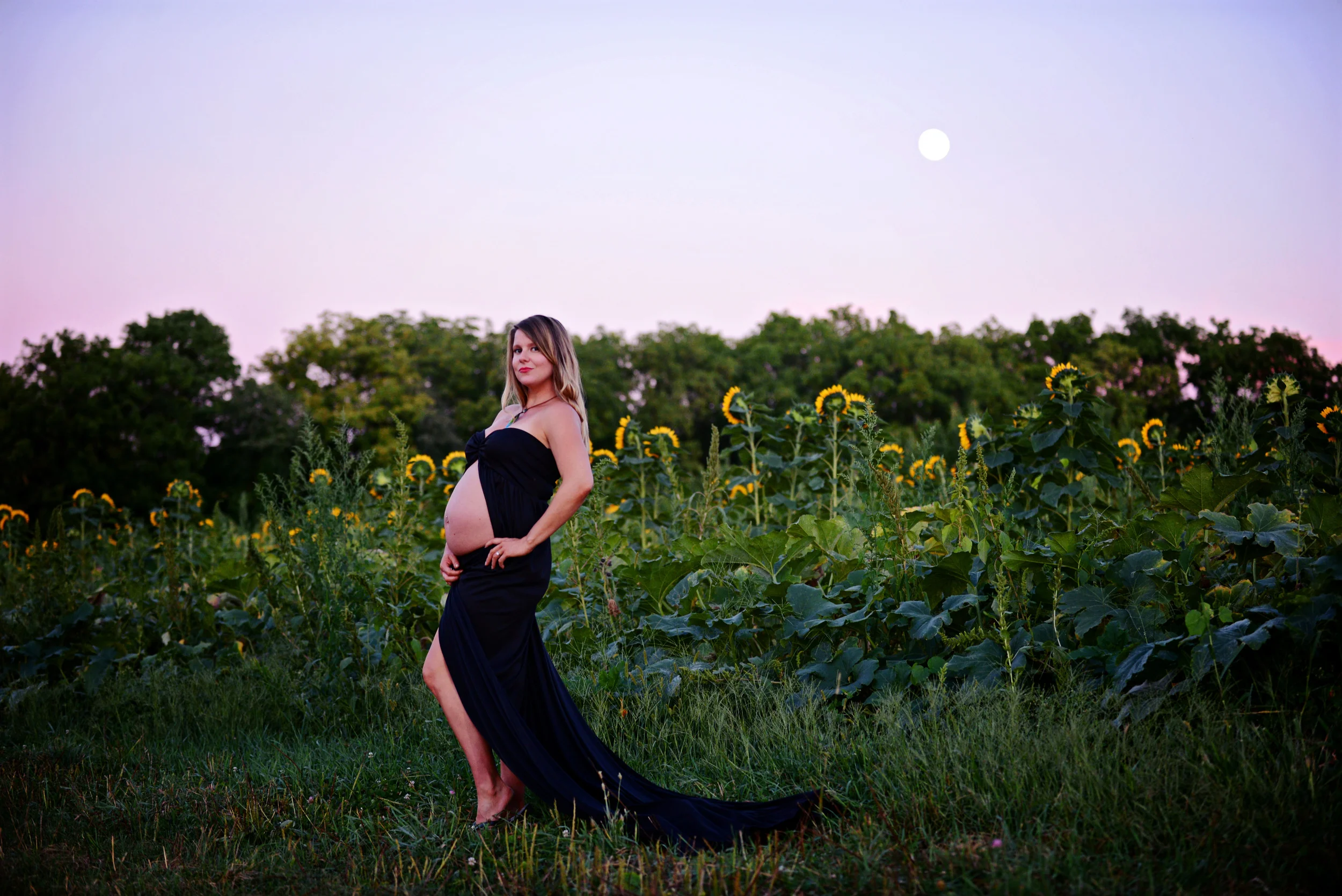 DSC_8181 shawna in sunflower field.jpg