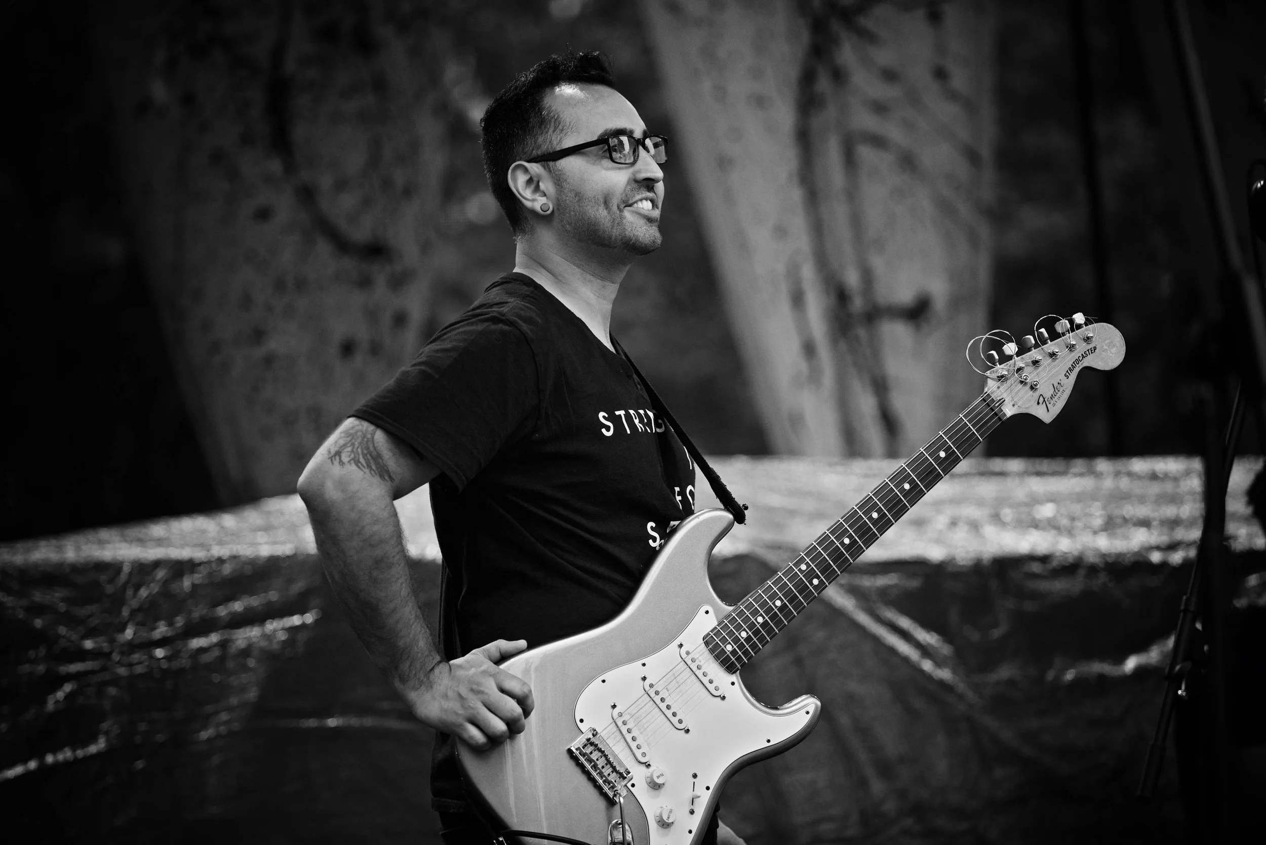 DSC_7264 guitarist 2 BW gallery.jpg