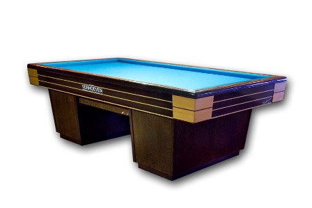Paramount. Met banden in verstek volledig massief, dubbel zijdelings geschroefd. Lei ééndelig op de tafel van 2.10 m en 2.30 m, driedelig op de tafels van 2.10 m, 2.30 m en 2.84 m. Het frame is volledig van massief hout, net als het onderstel, dat met pennen en gaten verlijmd is. Verwarming met elektronische digitale thermostaat. Voor de ‘final finishing touch’ van de banden zorgt de houtsoort wengé. Afmetingen: 6 regelpoten: 2.10 m x 1.05 m en 2.30 m x 1.15 m. 8 regelpoten: 2.84 m x 1.42 m.