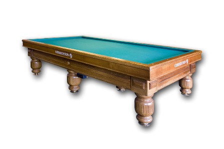 Leopold III Met banden in verstek volledig massief, dubbel zijdelings geschroefd. Lei ééndelig op de tafel van 2.10 m en 2.30 m, driedelig op de tafels van 2.10 m, 2.30 m en 2.84 m. Deze biljarttafel heeft een dubbel frame met eiken afwerking en verwarming met elektronische digitale thermostaat. Voor de ‘final finishing touch’ van de banden zorgt de houtsoort eik. Afmetingen: 6 regelpoten: 2.10 m x 1.05 m en 2.30 m x 1.15 m. 8 regelpoten: 2.84 m x 1.42 m.