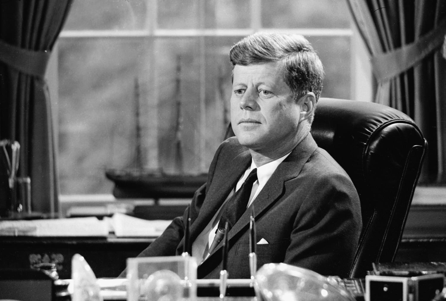 John Fitzgerald « Jack » Kennedy, souvent désigné par ses initiales JFK, né le 29 mai 1917 à Brookline (Massachusetts) et mort le 22 novembre 1963 à Dallas (Texas), est le 35e président des États-Unis.