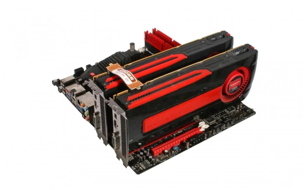 Deux cartes graphiques AMD en CrossFireX (on voit bien le ruban orange qui relie les deux cartes)