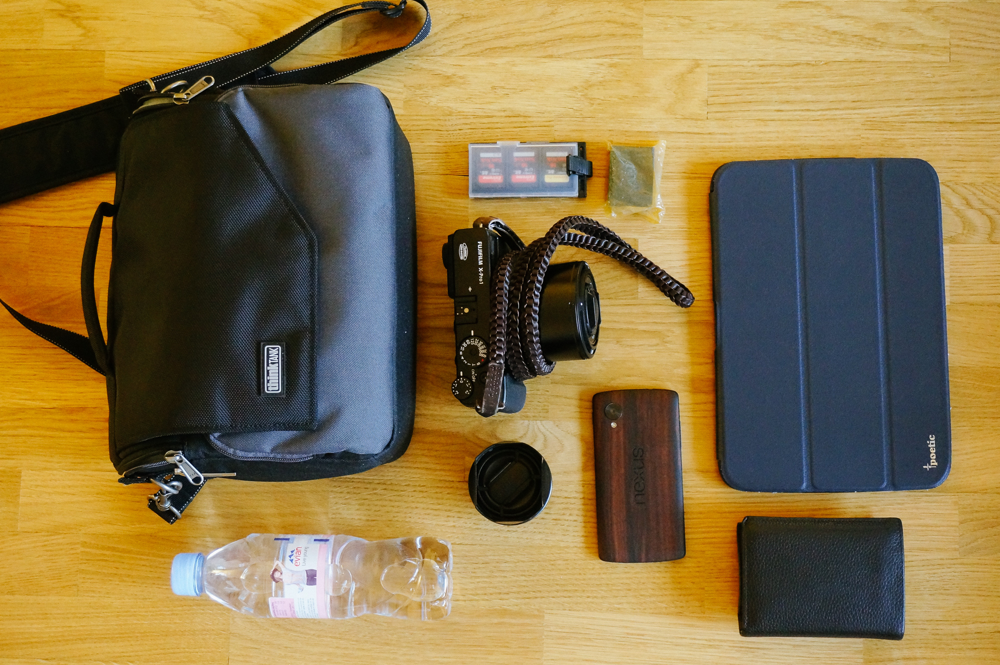 Dans mon sac: Fuji X-Pro 1 et son optique 60mm, objectif 35mm, batterie et cartes mémoire, tablette Nexus 10, téléphone Nexus 5, porte-monnaie et bouteille d'eau.