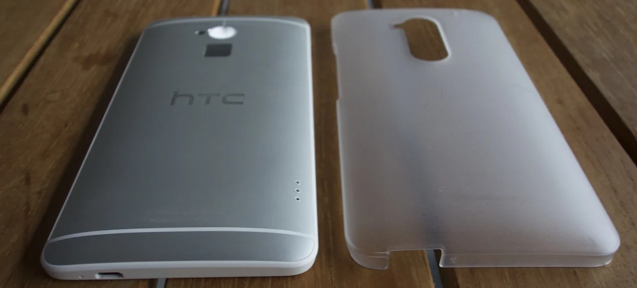 HTC One Max avec la coque translucide fournie