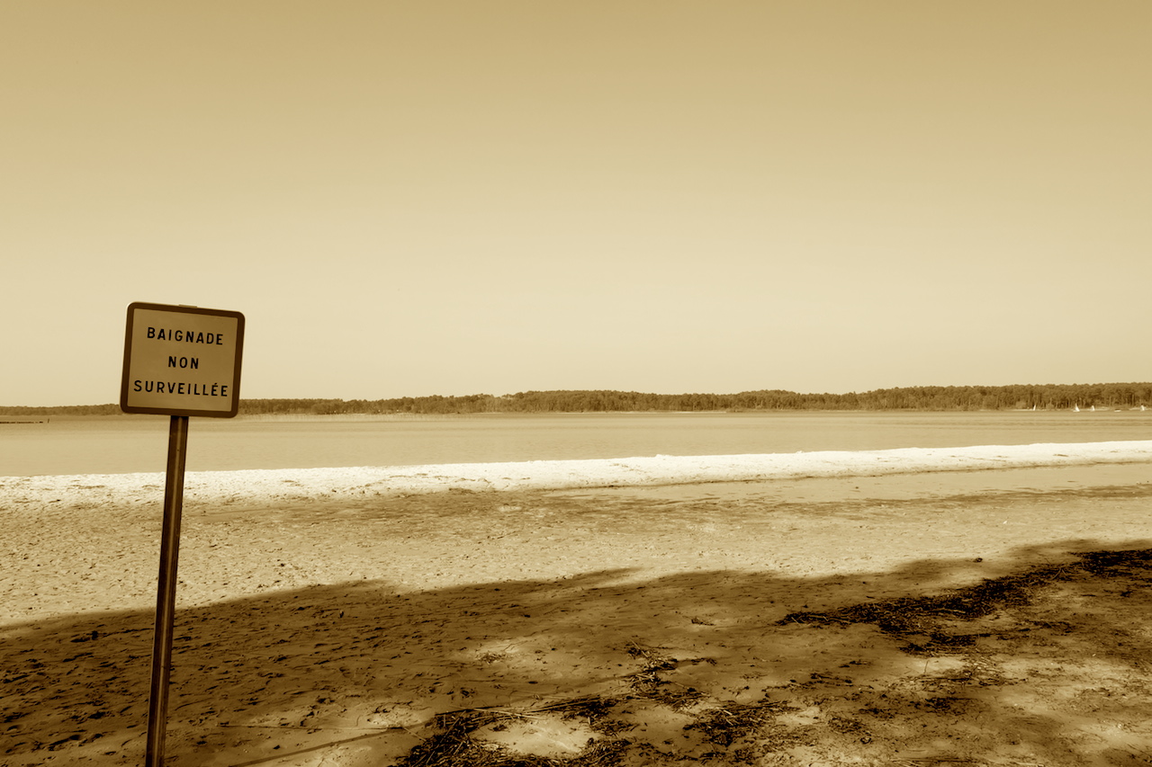 Baignade Non Surveillée by Éric Courcy