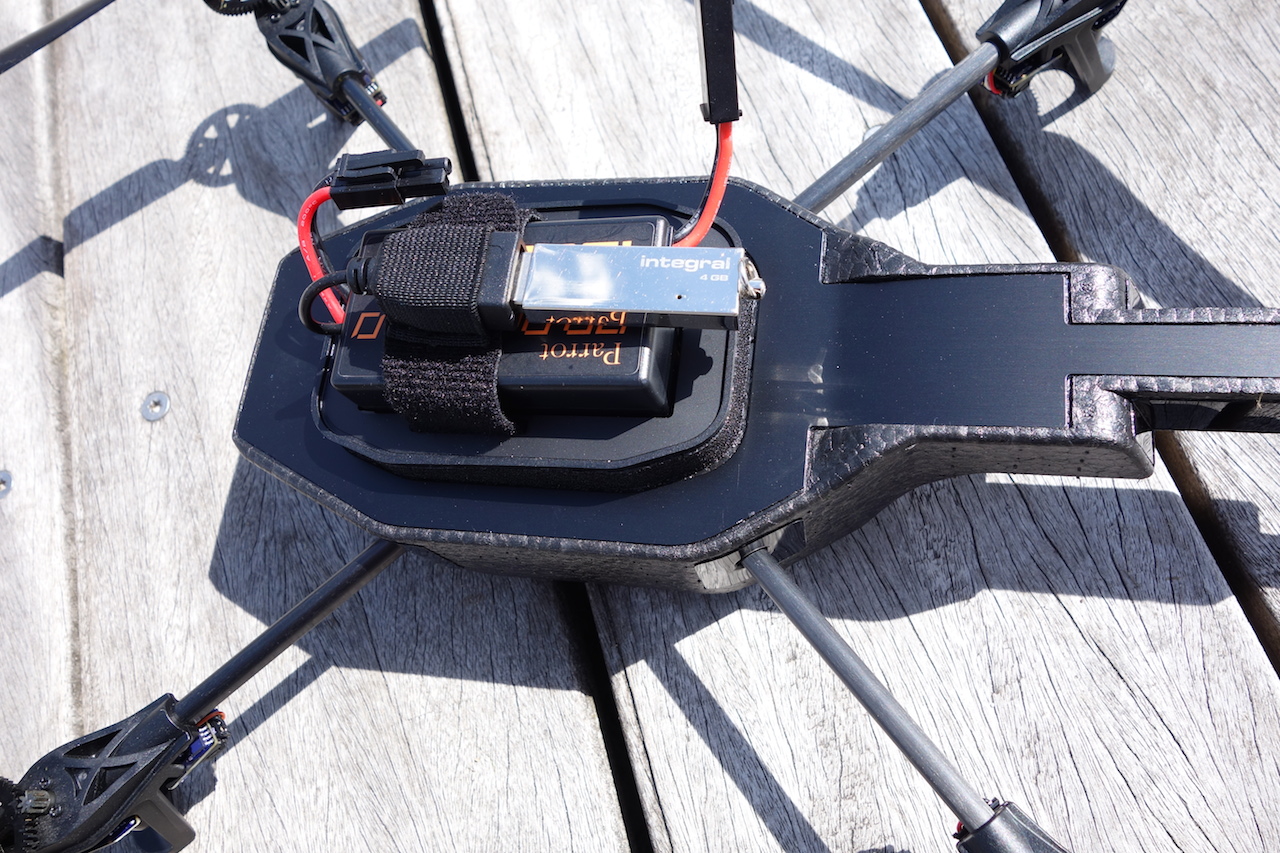 AR Drone avec batterie et clé USB.
