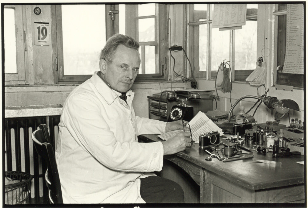  Oskar Barnack Ingénieur en mécanique de précision chez Leica, Oskar Barnack souffrait d'asthme et il voulait réduire la taille et le poids des appareils photographiques pour les prises de vue en extérieur. Entre 1913 et 1914, il adapta le format de film 35 mm, utilisé par le cinéma, à la photographie, créant ainsi le premier appareil photographique argentique de « petit format ». Il inventa le concept de petit négatif à partir duquel on peut faire un tirage positif par agrandissement dans un local adapté aux travaux photographiques. Oskar Barnack fut aussi un photographe, parmi les premiers à réaliser des reportages montrant la relation de l'homme et de son environnement. Par exemple, il prit une série de clichés de la crue historique à Wetzlar en 1920, considéré comme le premier reportage réalisé avec un appareil 35 mm . Le Prix Oskar Barnack fut créé en son honneur en 1979 en célébration du centenaire de sa naissance. Note: Certains historiens pensent que c'est George P Smith qui en 1912 aurait adapté le format 24X36 à la photographie et non Oskar Barnack