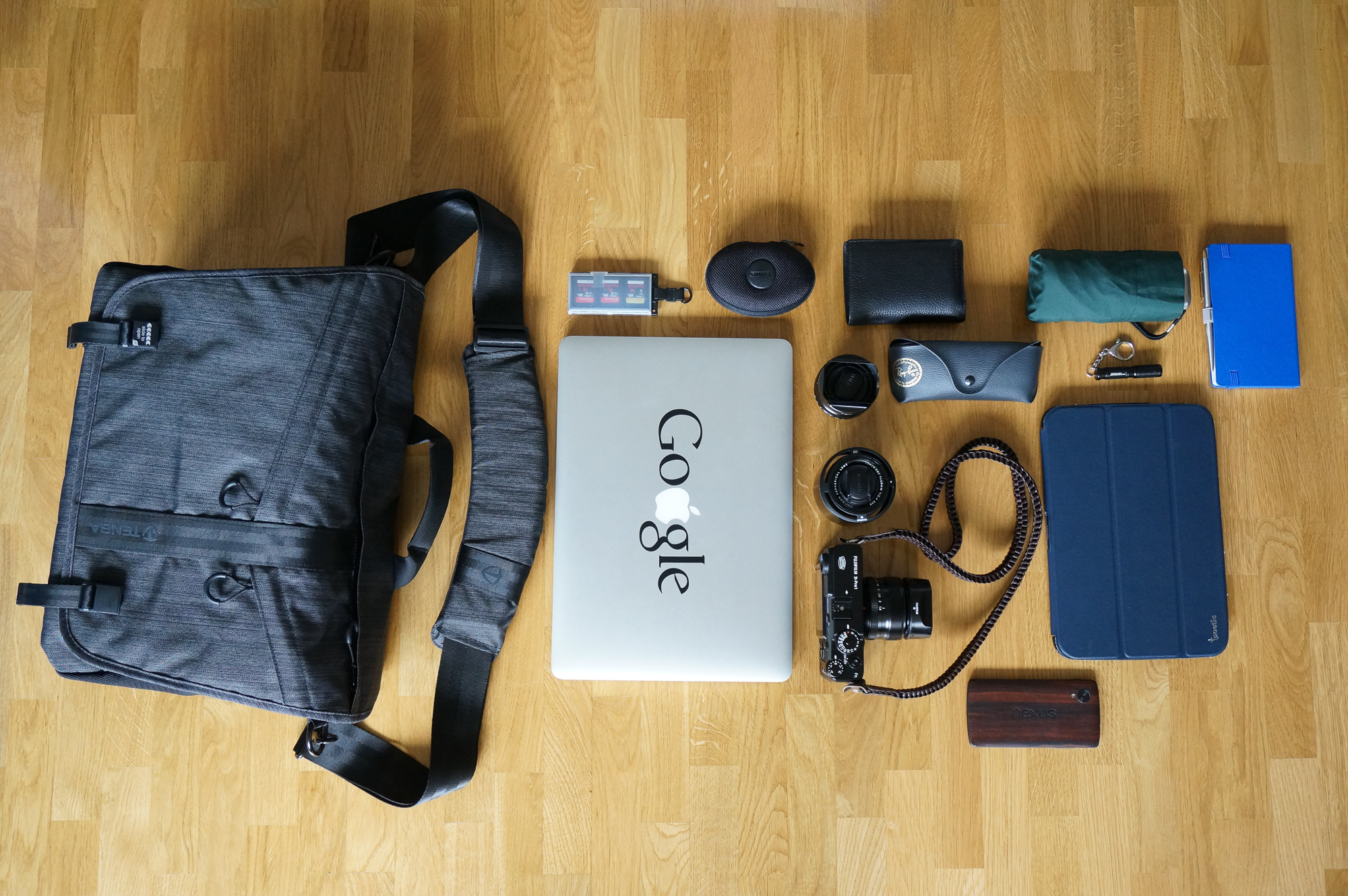 Le sac Tenba DNA 15 vous permet d'emporter tout votre matériel, de la prise de vue à la retouche. Ici loin d'être plein, il me permet d'emporter le Fuji X-Pro 1 et ses 3 objectifs 18mm, 35mm et 60mm, un MacBook Pro Retina 15", une tablette Nexus 10, un téléphone Nexus 5, et tous les petits accessoires indispensables (cartes mémoire, batteries, écouteurs Jays, lunettes et portefeuille, carnet, lampe, parapluie)