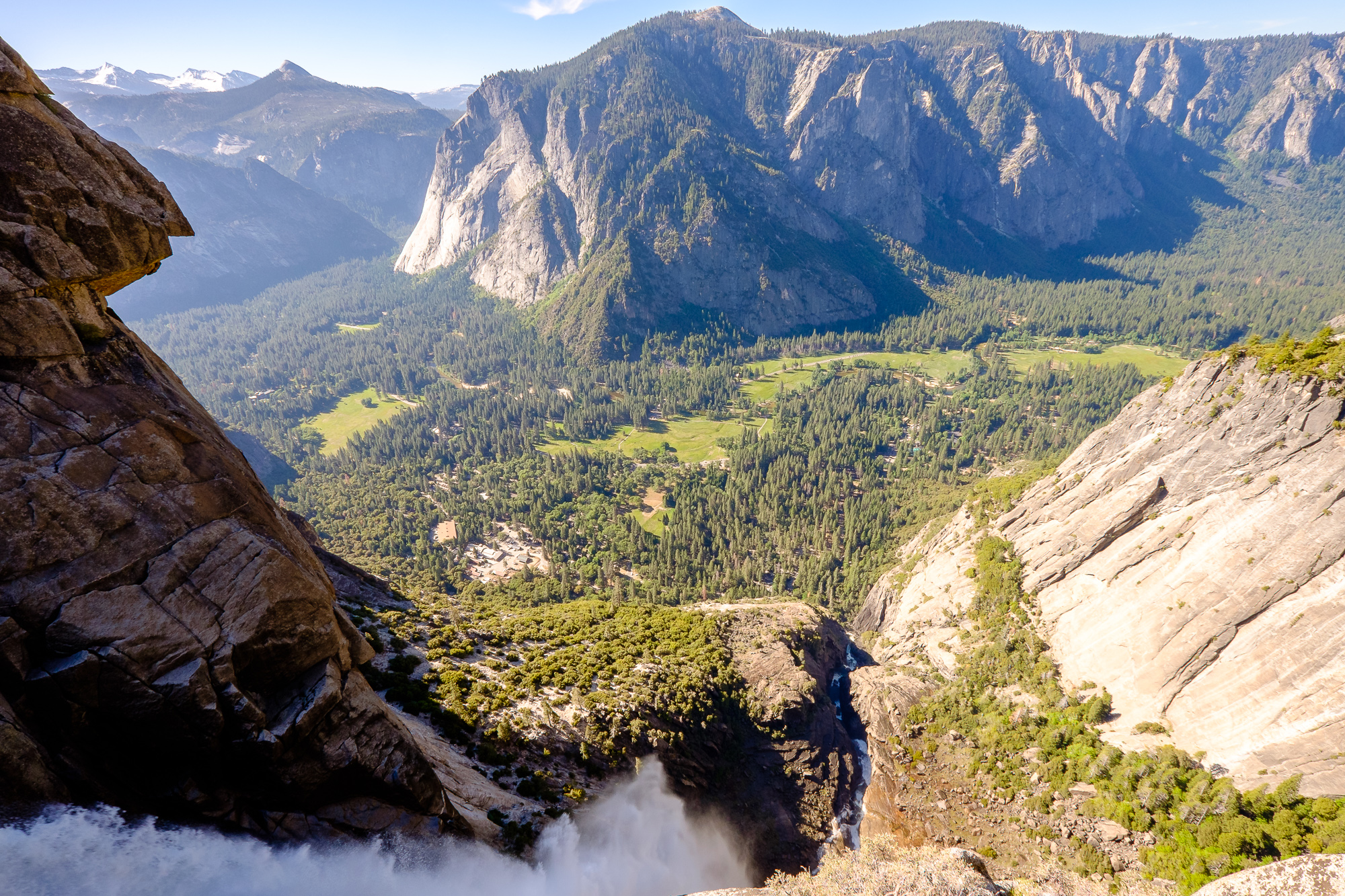Yosemite Falls tout en bas du cadre, et la vallée en arrière plan.