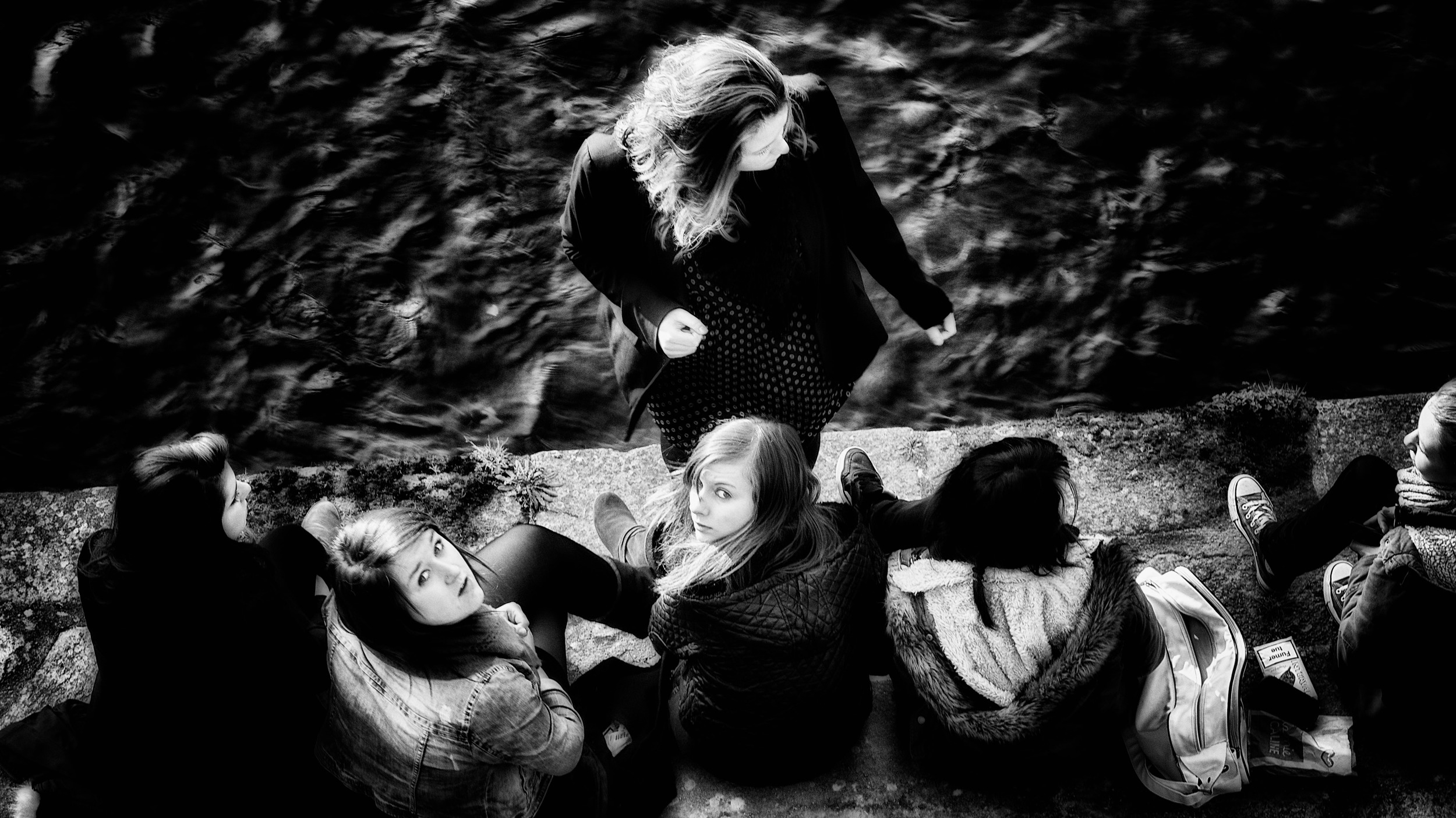 Rencontre entre filles. Port de Vannes // Morbihan // Bretagne // France ©Thierry Lothon 2014