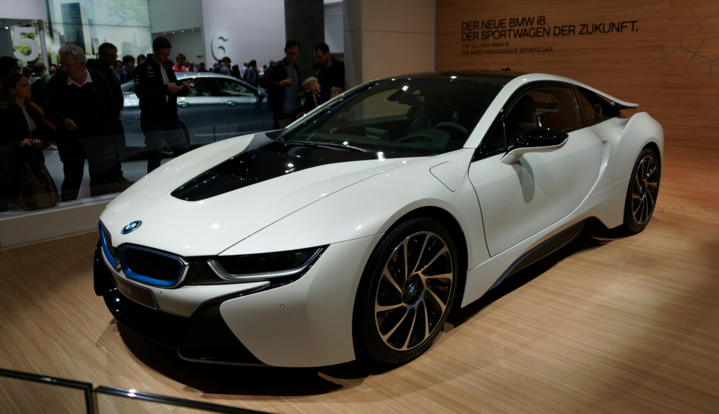 Une autre voiture avec une motorisation intéressante : la BMW i8 , une sportive hybride avec une motorisation électrique et un 3 cylindres en ligne.