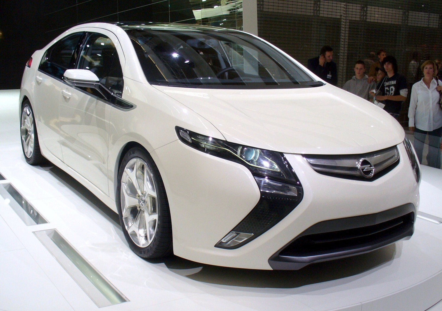 Cette voiture est vendue en Europe par la marque Opel sous le nom Ampera.